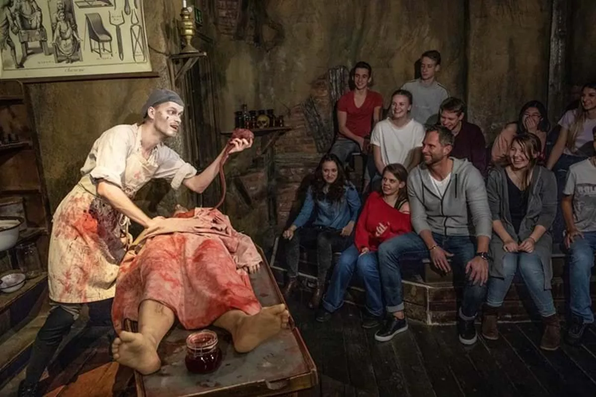 Die Pestkammer ein Leiche wird obduziert