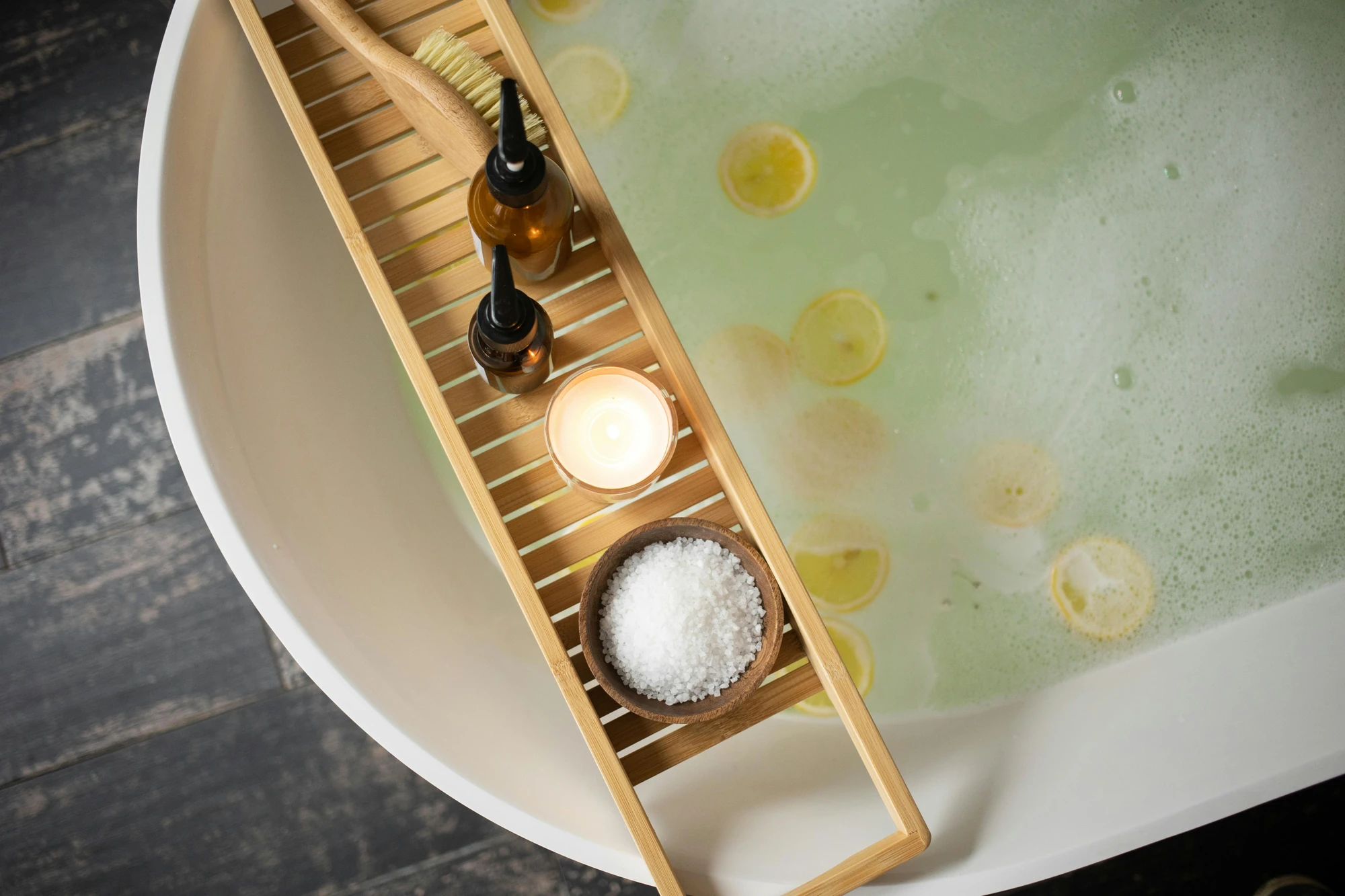 Badewanne mit Zitronen, Salz und Ölen im Wellness Hotel