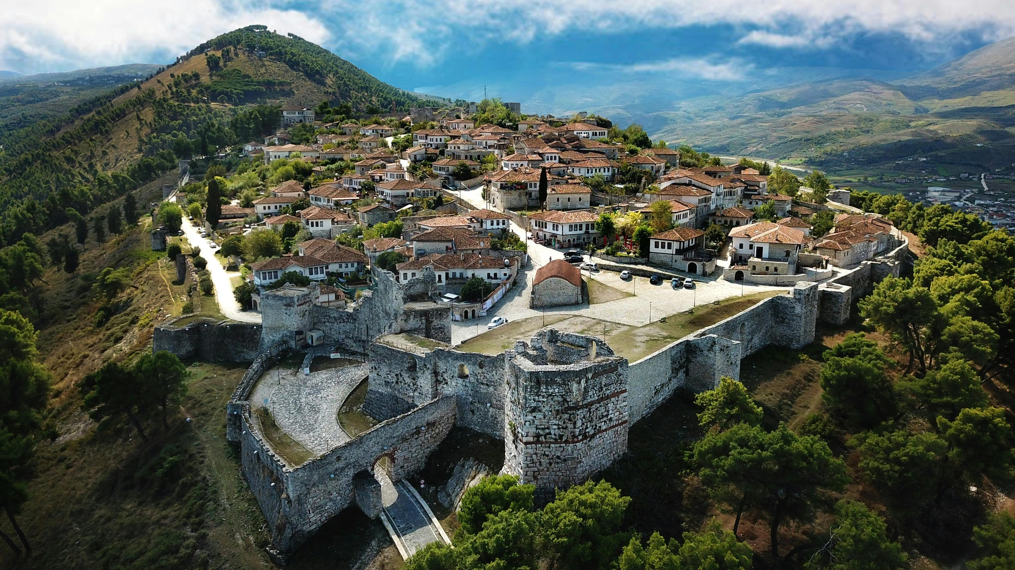Albanien Stadtpanorama von Berat mit Gebirge im Hintergrunde