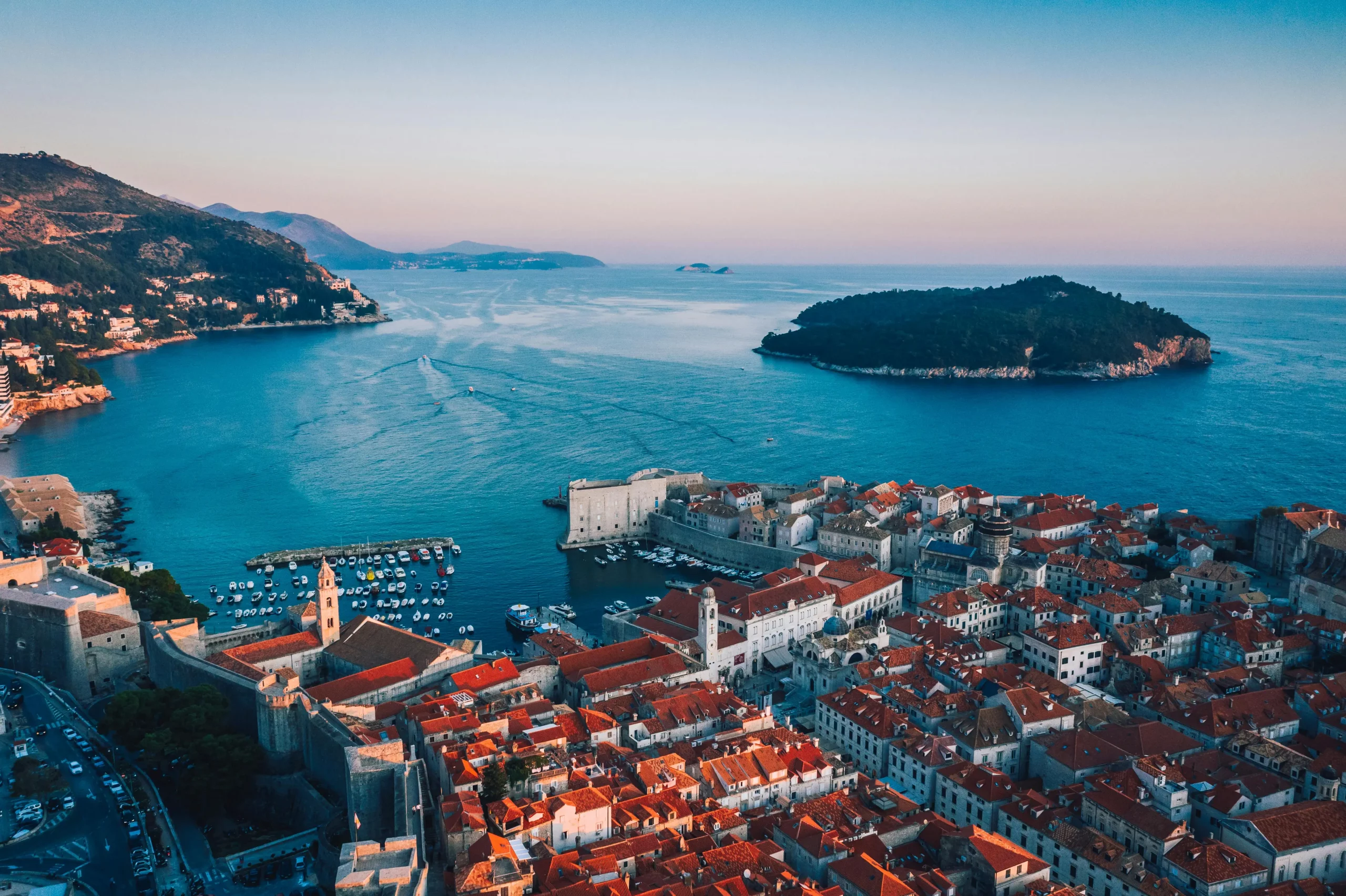 Luftaufnahme der Altstadt von Dubrovnik mit roten Dächern und der Adria im Hintergrund