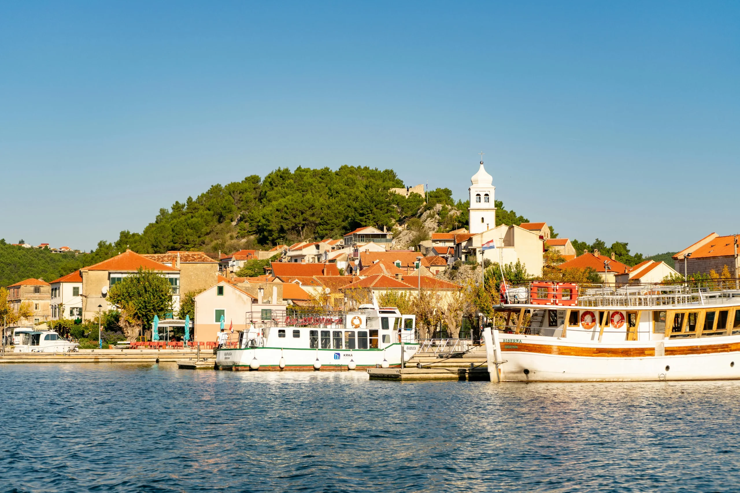 Blick auf den Hafen mit traditionellen Booten in Kroatien