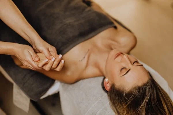 Frau auf Massageliege im Wellness Urlaub
