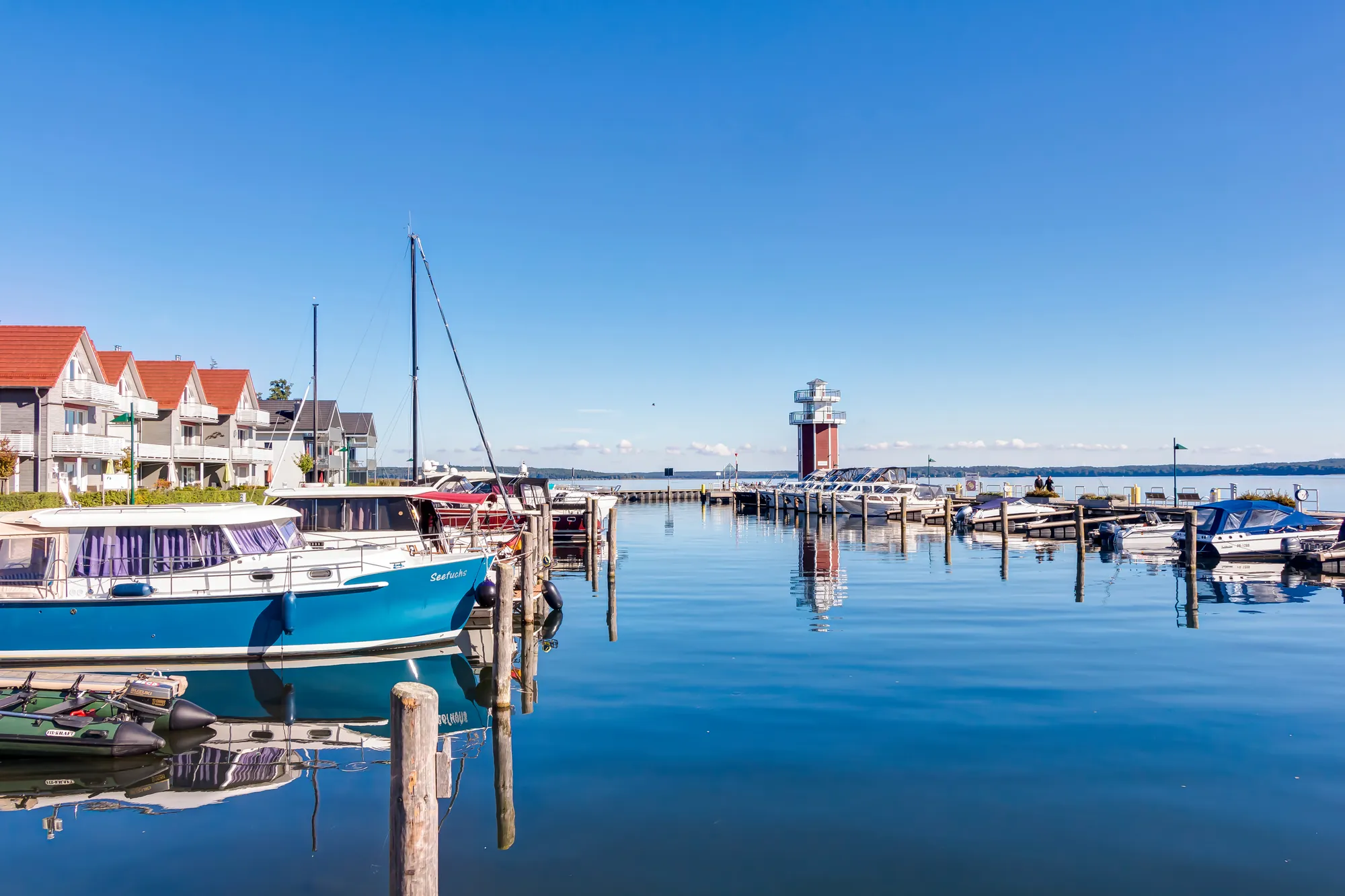 Plauer See - kleiner Hafen, kleine Schiffe, blaues weites Wasser