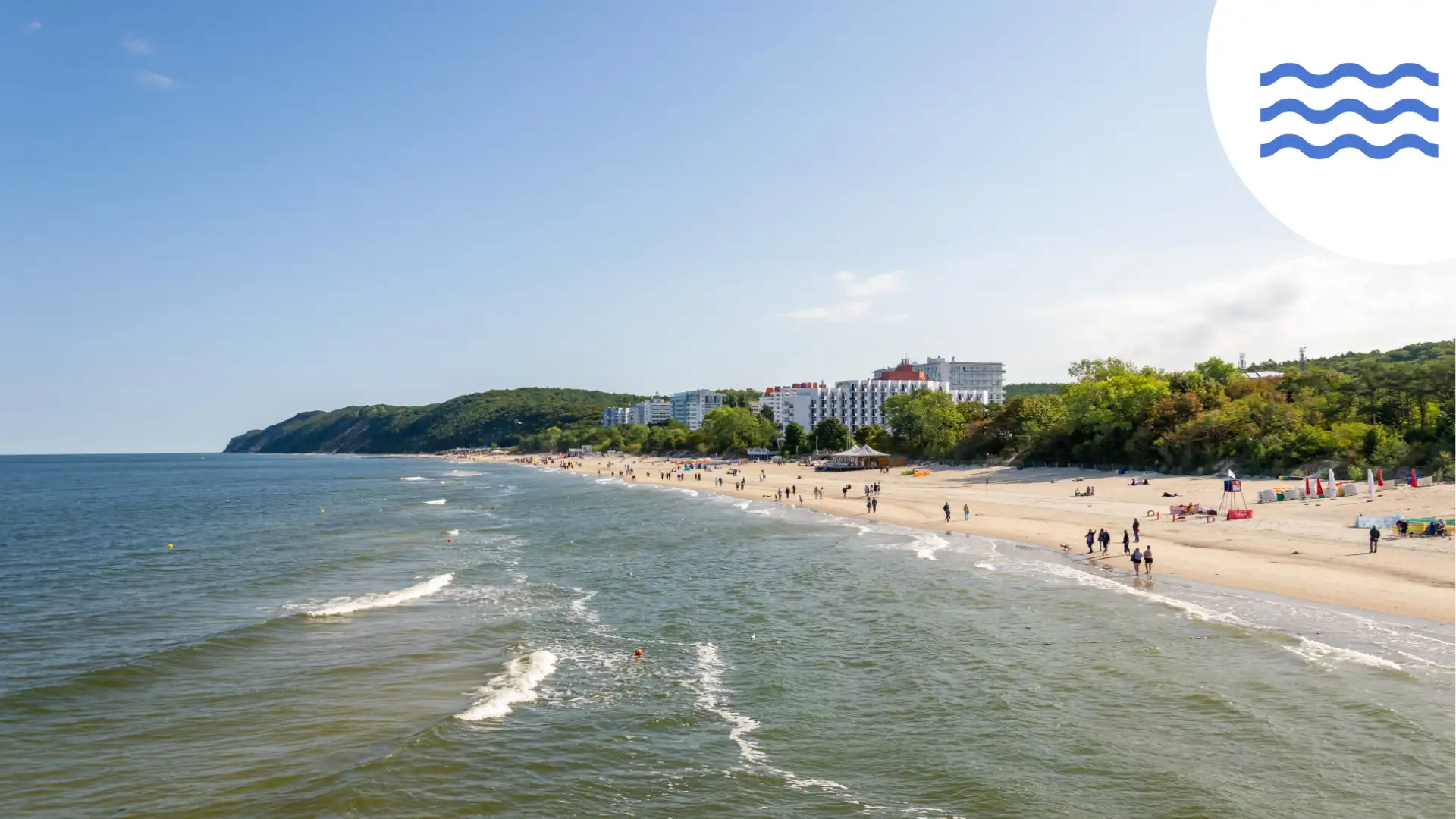 Blick auf den Strand von Misdroy an der polnischen Ostseeküste mit Wasser Icon in der oberen rechten Ecke