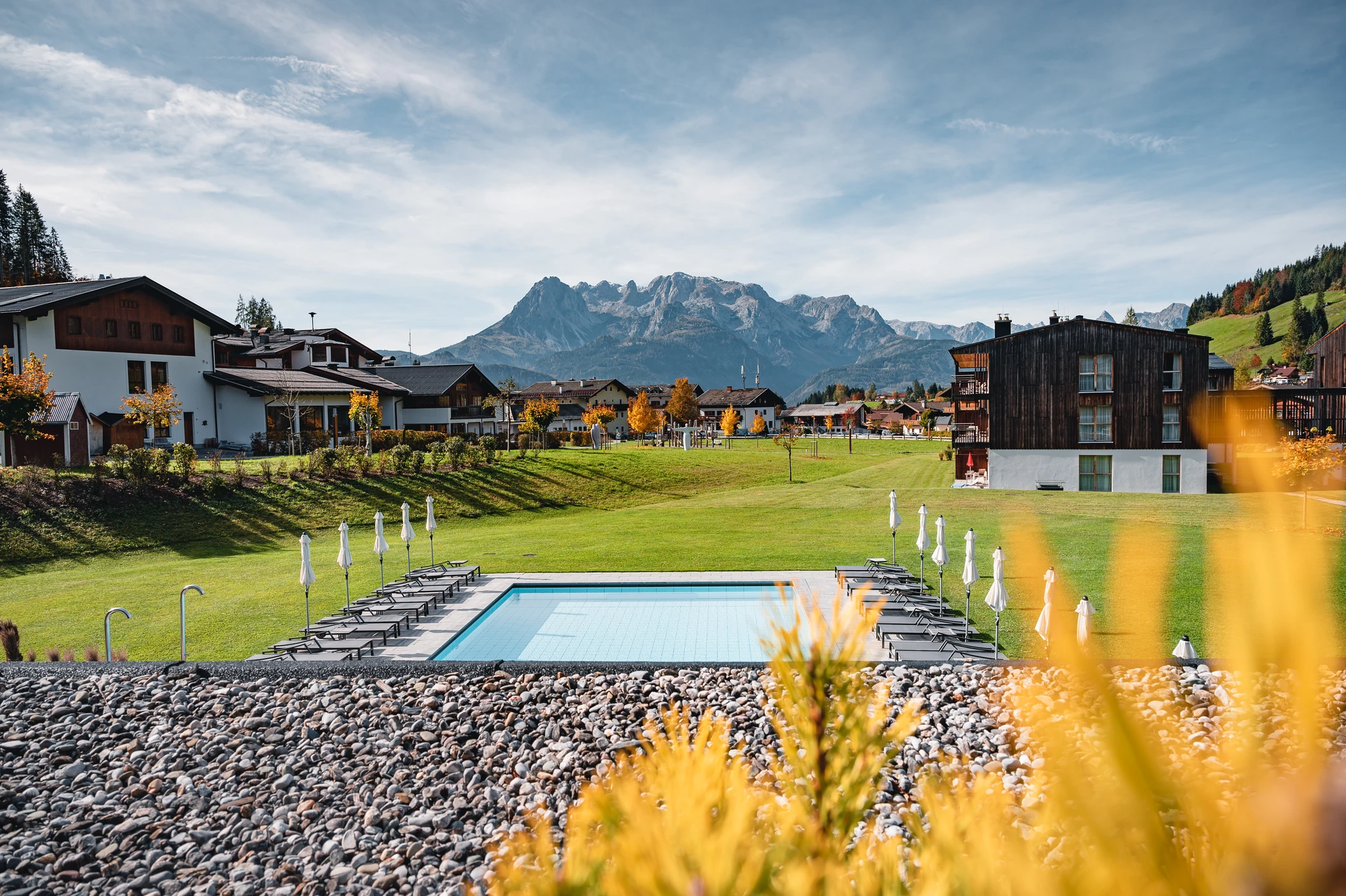 aja Bergresort Werfenweng - Blick auf Pool und Landschaft