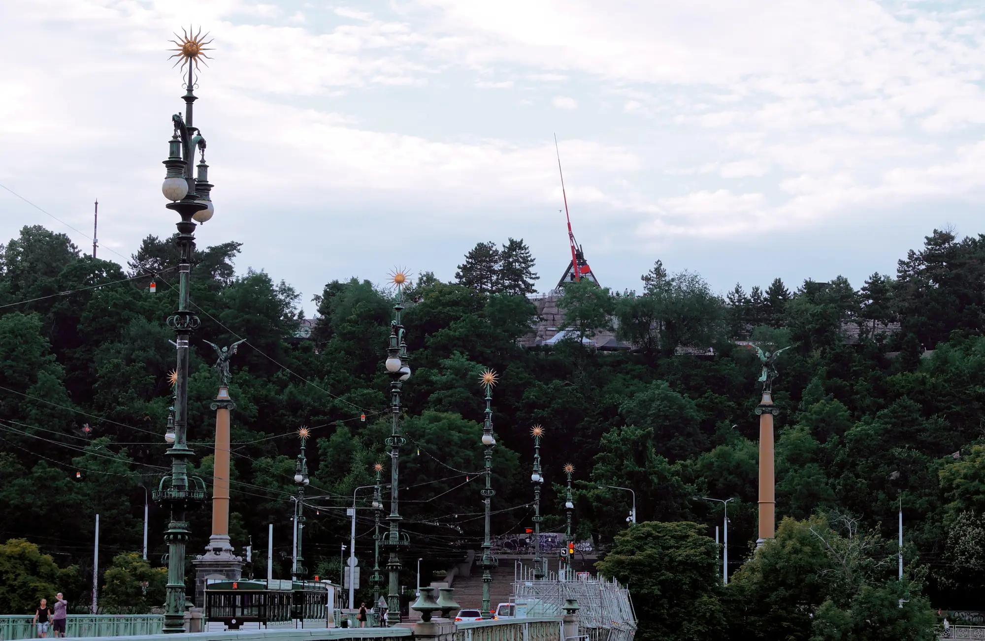 Das Prager Metronom (mit dem eigentlichen Namen „Time Machine“) ist eine 25 Meter hohe Kunstinstallation im Letná-Park. Sie stammt vom Künstler Vratislav Karel Novák und wurde im Jahr 1991 errichtet.