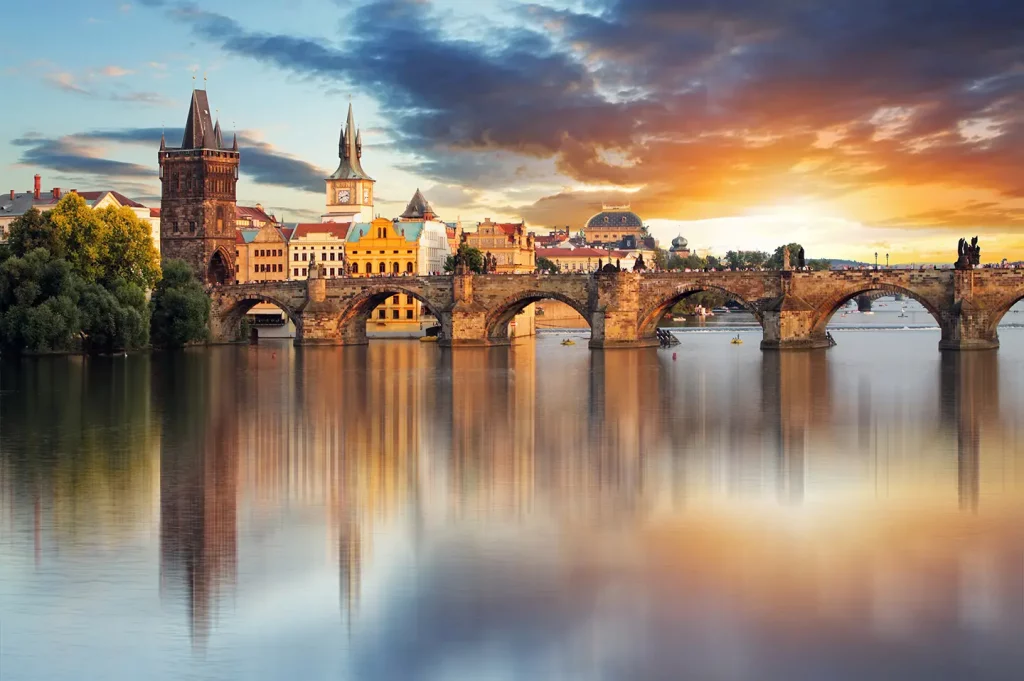 Prag Stadtmotiv mit Karlsbrücke über der Moldau und Innenstadt im Hintergrund bei Sonnenaufgang
