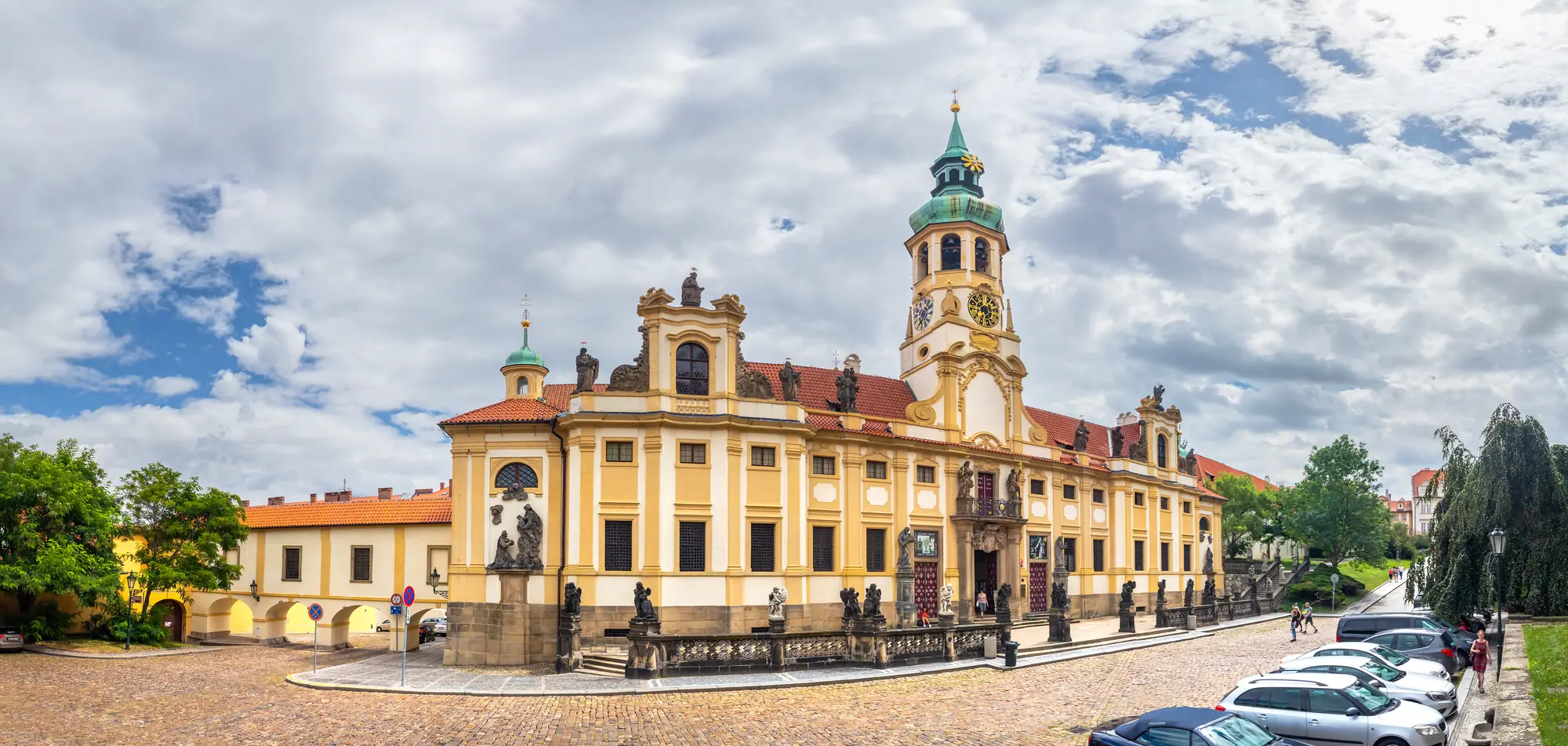 Das Prager Loreto Kloster ist ein beeindruckendes Barockheiligtum und Wallfahrtsort, der Besucher aus aller Welt anzieht. Dieses architektonische Meisterwerk, das im 17. Jahrhundert erbaut wurde, ist ein bedeutender Bestandteil der religiösen Geschichte Prags und ein atemberaubender Ort, den man unbedingt besuchen sollte.