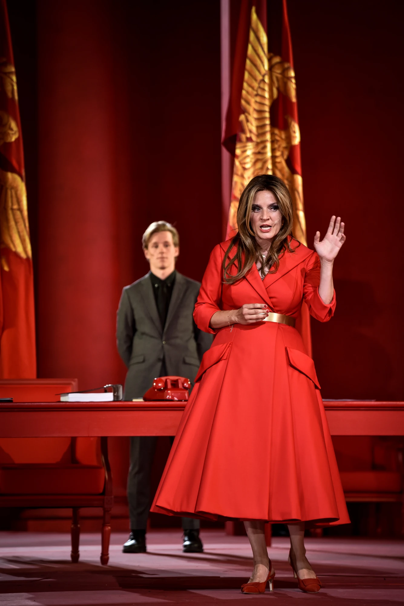 Szenenbild Shakespear´s Julius Caesar im Passionstheater Oberammergau im Sommer 2023 mit Calpurnia im roten Kleid