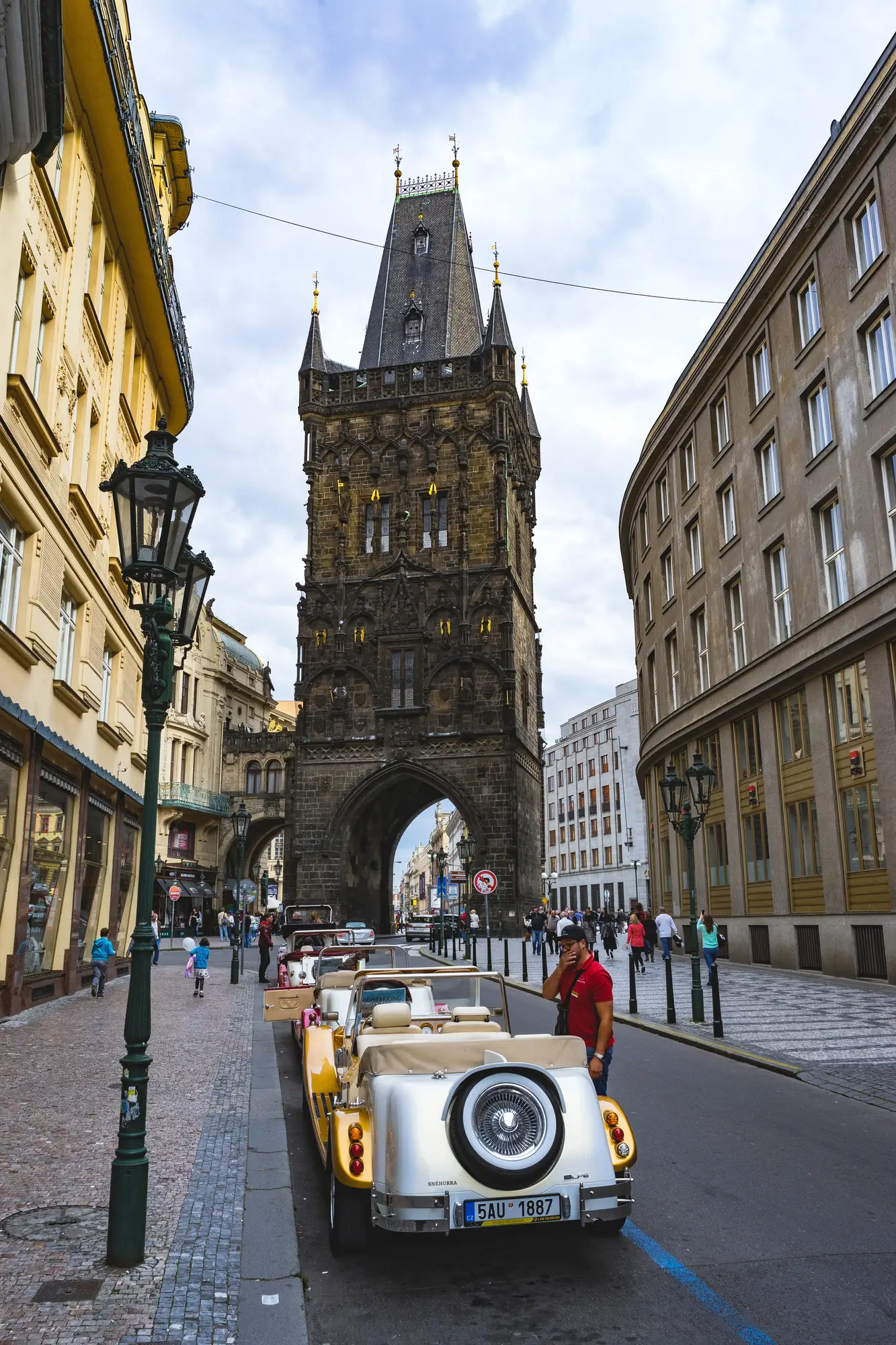 Der freistehende Pulverturm (tschechisch: Praná Brána) in der Altstadt von Prag am Platz der Republik ist stolze 65 Meter hoch. Er wurde im Stil der böhmischen Spätgotik als Teil der königlichen Befestigung errichtet. Seinen Namen verdankt das Bauwerk dem Umstand, dass ab dem 17. Jahrhundert Schwarzpulver in dem Turm gelagert wurde.