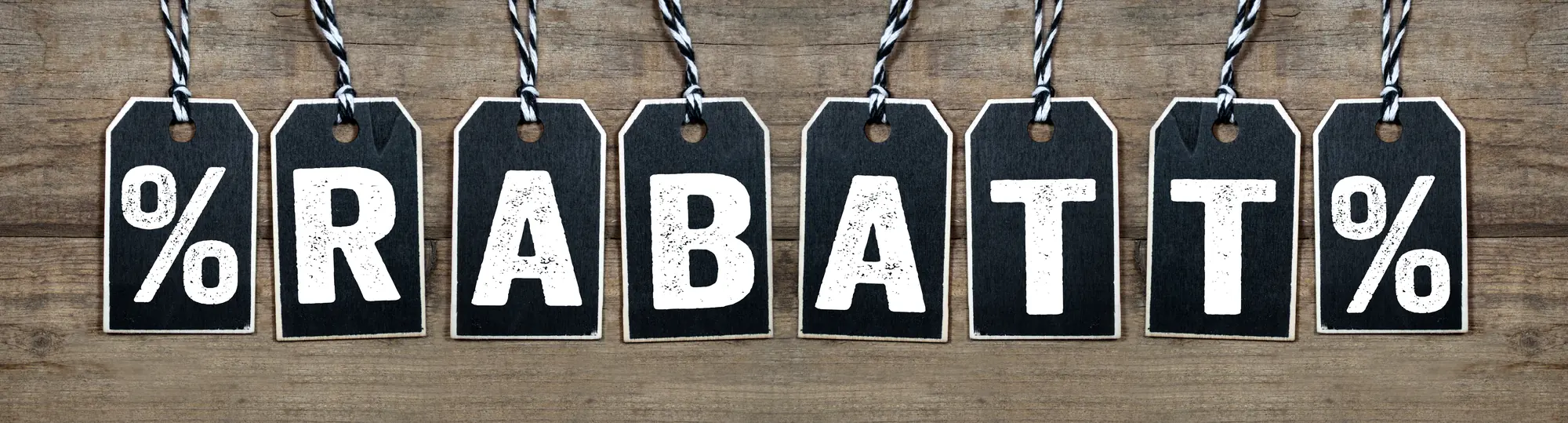 Rabatt Schriftzug, einzelne weiße Buchstaben auf schwarzen Grund