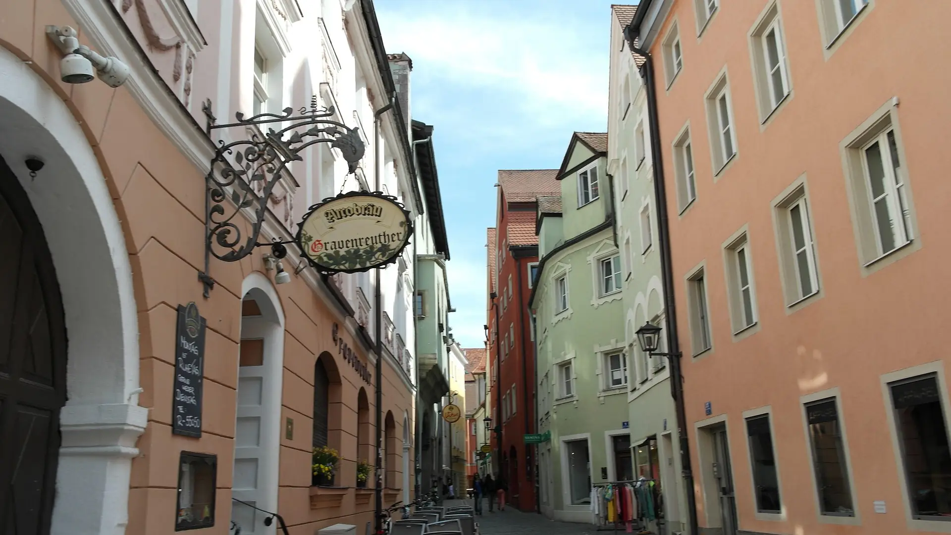 Enge Gasse in Regensburg mit historischen Gebäuden und einem Schild Brauerei Erzeugerhütte