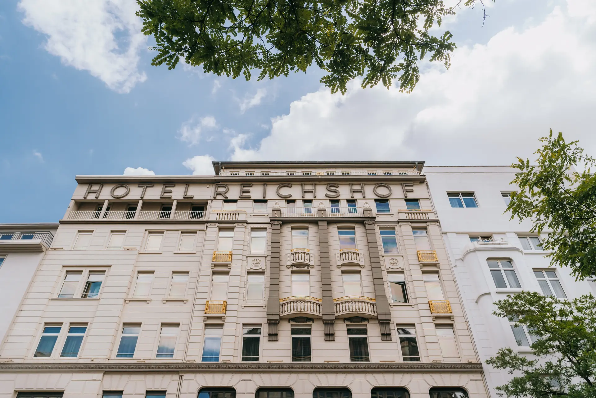 Helle Fassade mit Hotelschriftzug, Reichshof Hotel Hamburg