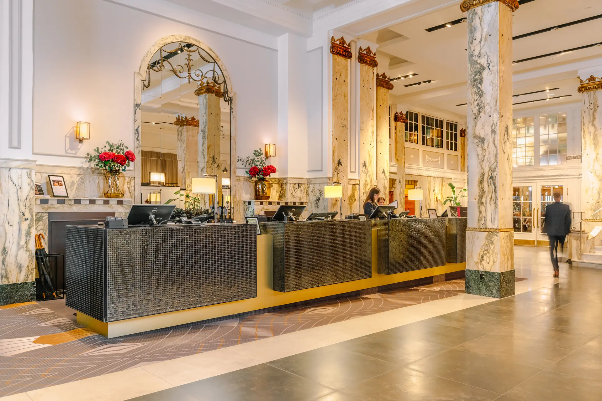 Empfang mit Marmor und Mosaik Elementen in der Lobby vom Reichshof Hotel Hamburg