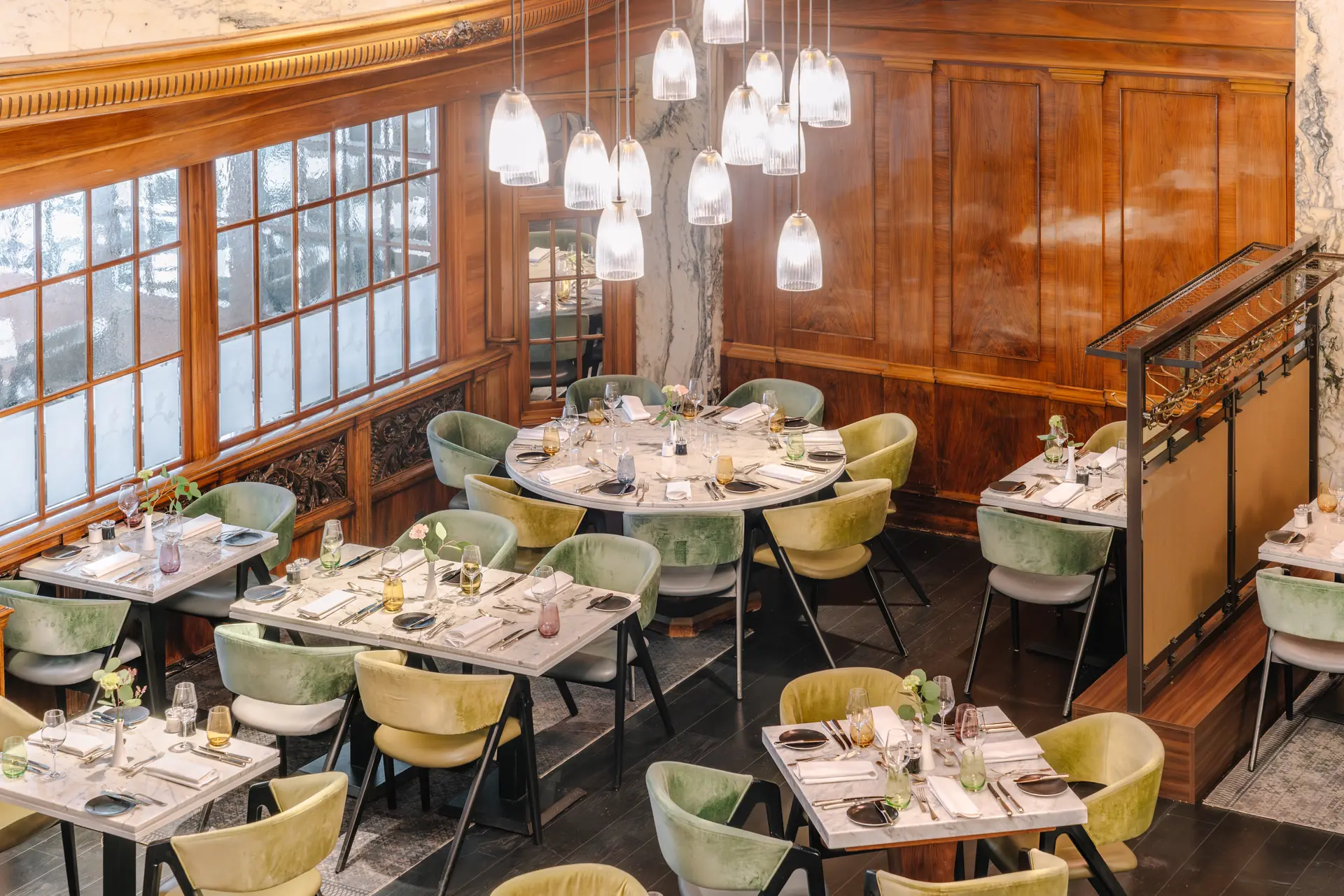 Gedeckte Tische und Holzvertäfelung im Stadt Restaurant des Reichshof Hotel Hamburg