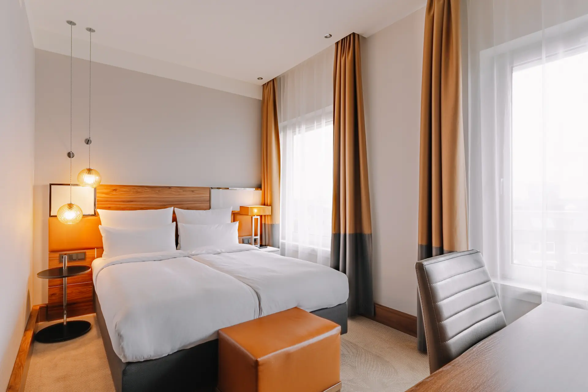 Zimmerbeispiel im Reichshof Hotel Hamburg mit Doppelbett und zwei Fenstern