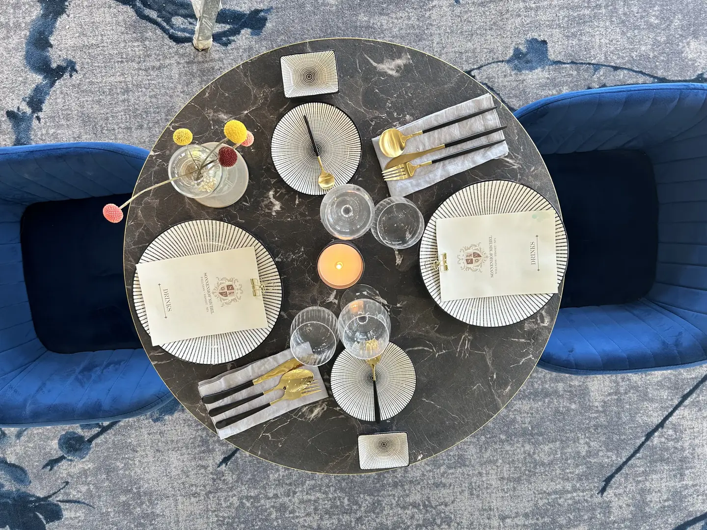 Foto von oben auf einen gedeckten Tisch im Hotel Sonnenhof Grafenau. Stilvolles Geschirr