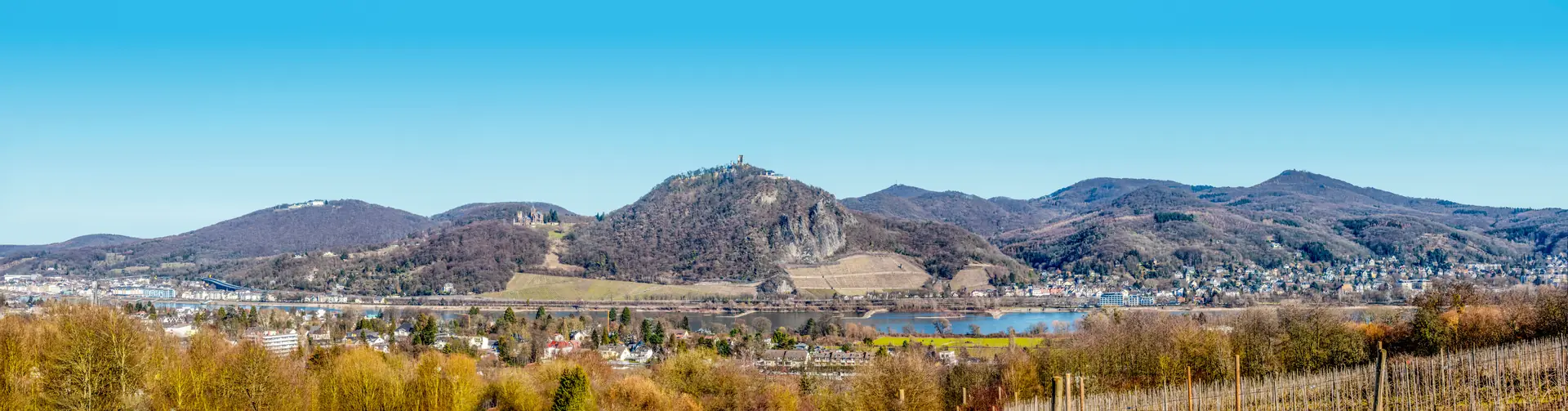 Winterliches Panorama vom Siebengebirge mit Drachenfels und Rhein