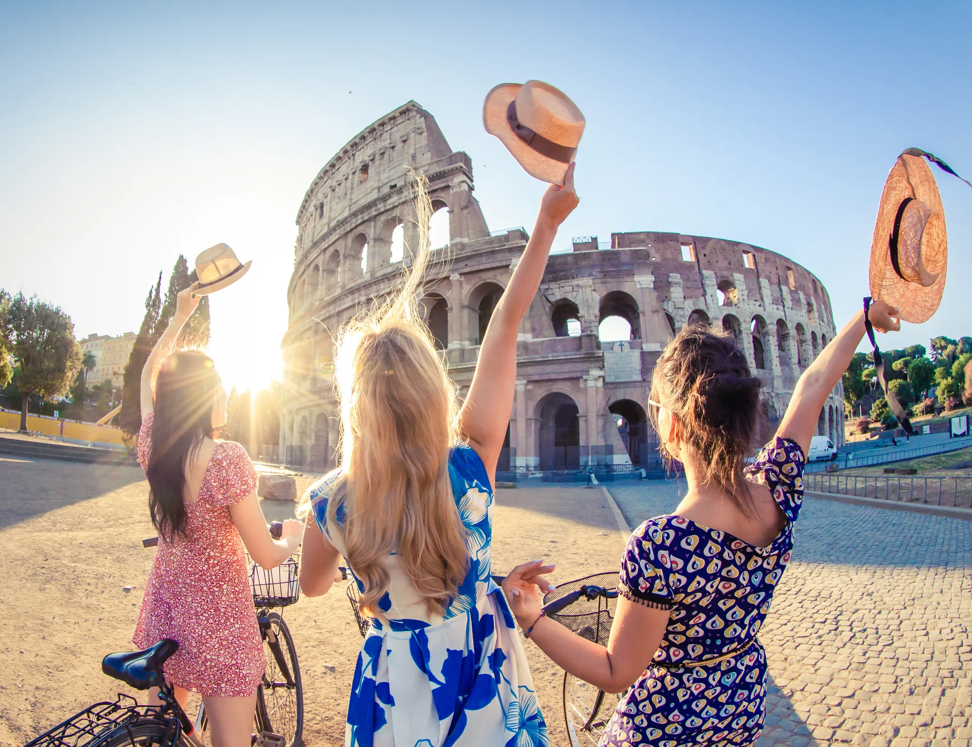 Freundinnen vor dem Colosseum in Rom bei Sonnenschein