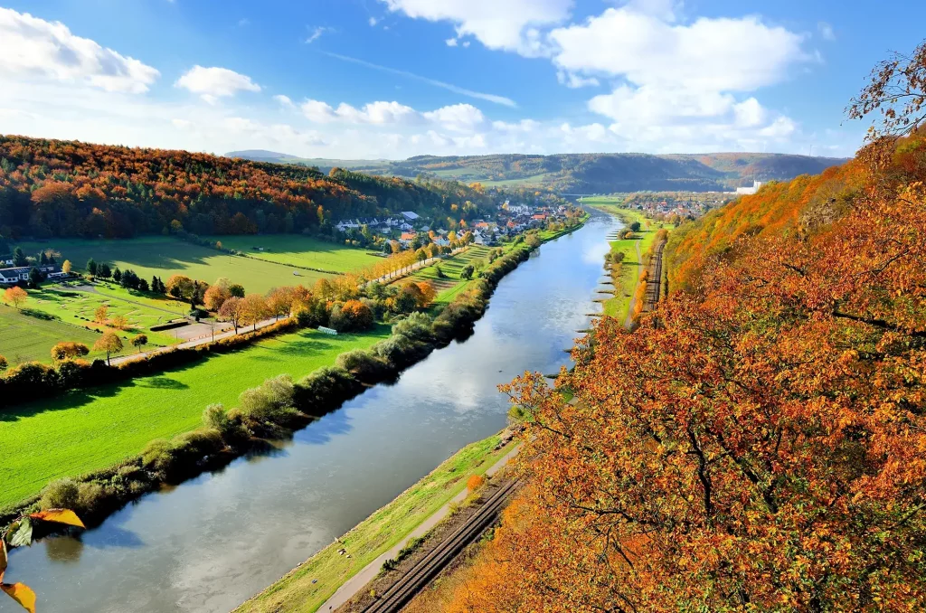 Die Weser schlängelt sich entlang von Bad Karlshafen und Würgassen im Weserbergland beim Besuch des romantischen Hotels Menzhausen