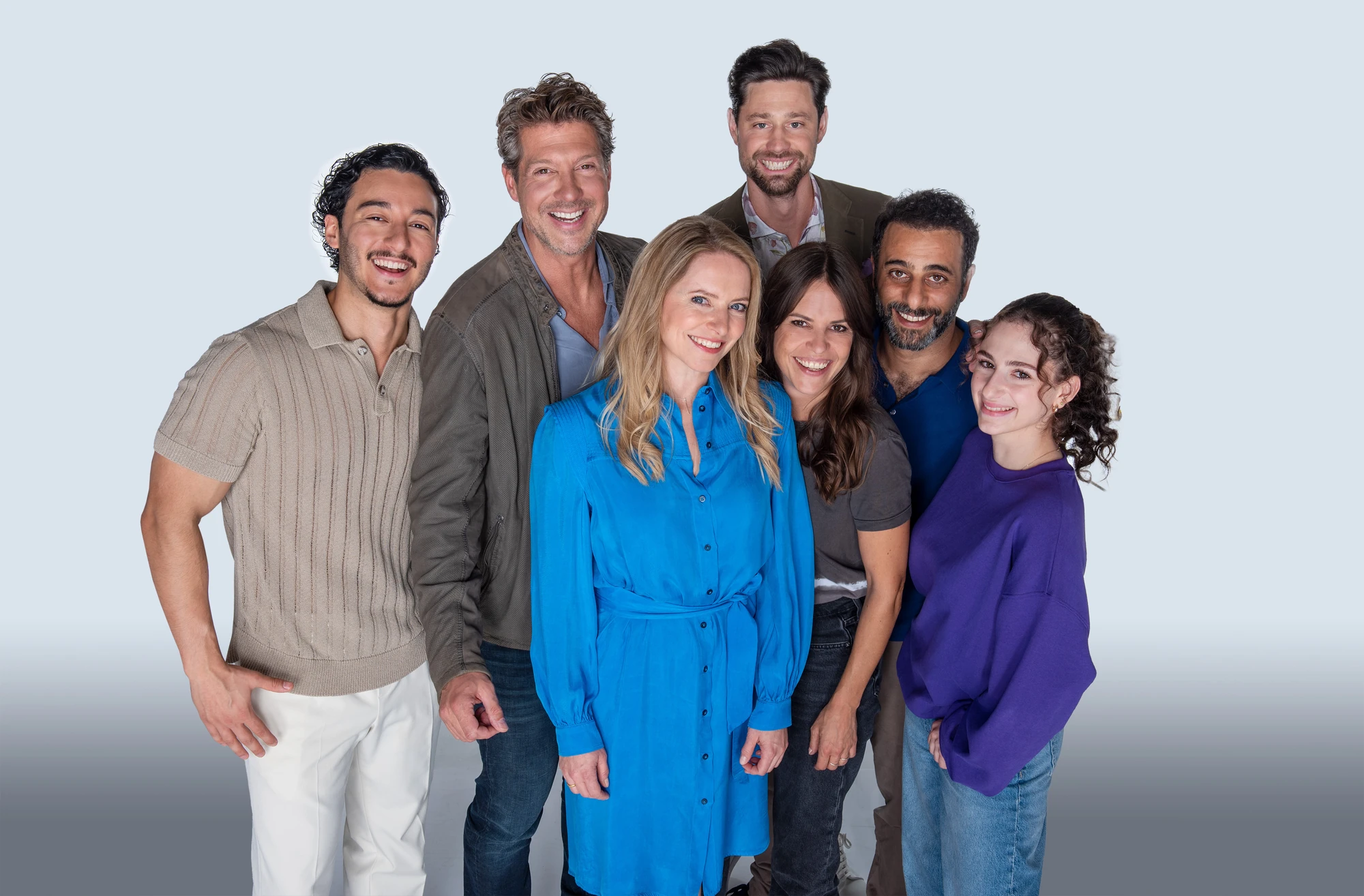 Rote Rosen Lüneburg - Cast der 22. Staffel von Rote Rosen vor einem weißen Hintergrund