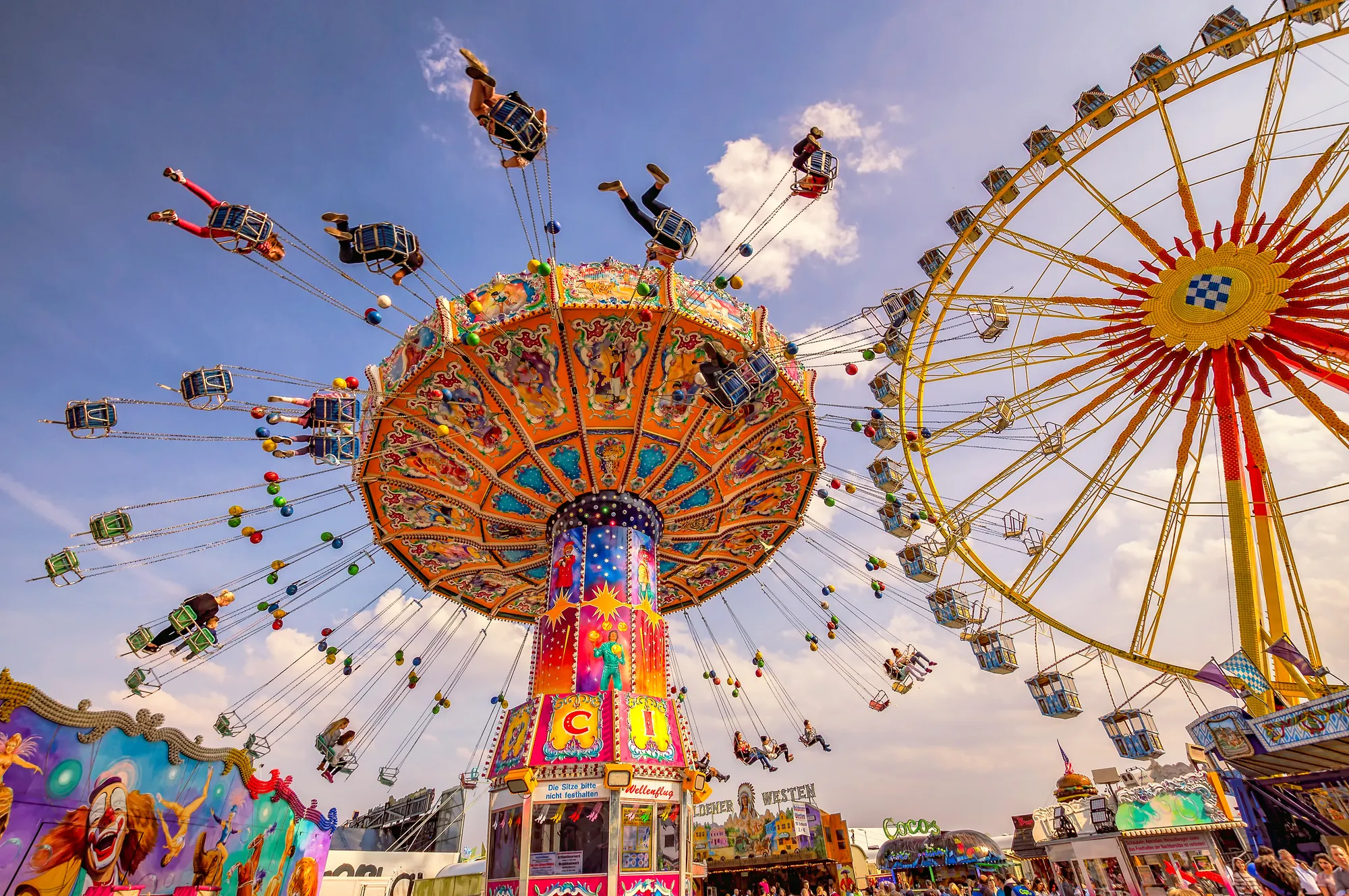 Fahrgeschäfte auf Kirmes (Kettenkarussell und Riesenrad)