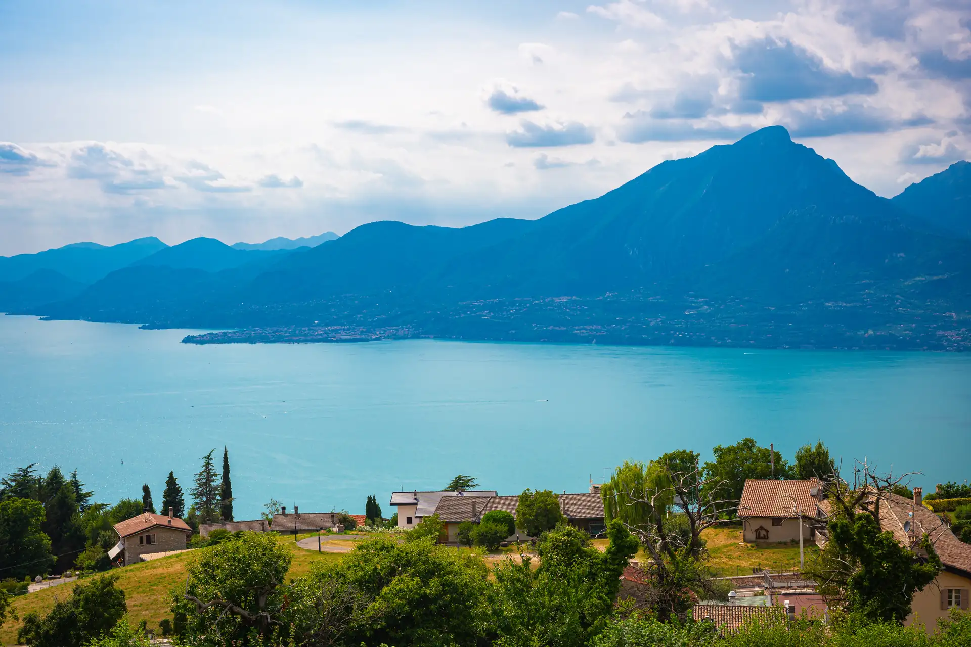 San Zeno di Montagna am Gardasee: Blick von der Stadt auf den See mit Bergen im Hintergrund.