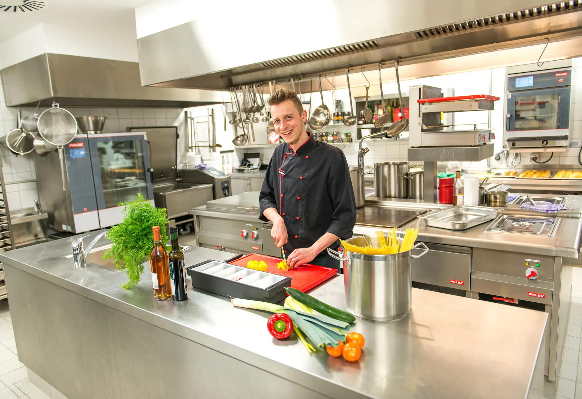 Koch in der Küche des Santé Royale Hotel- & Gesundheitsresort Warmbad Wolkenstein