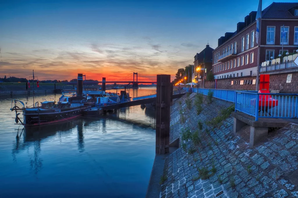 Steiger Schifferbörse im Soonenuntergang in Duisburg ist einen Besuch bei der Schimanski Tour wert