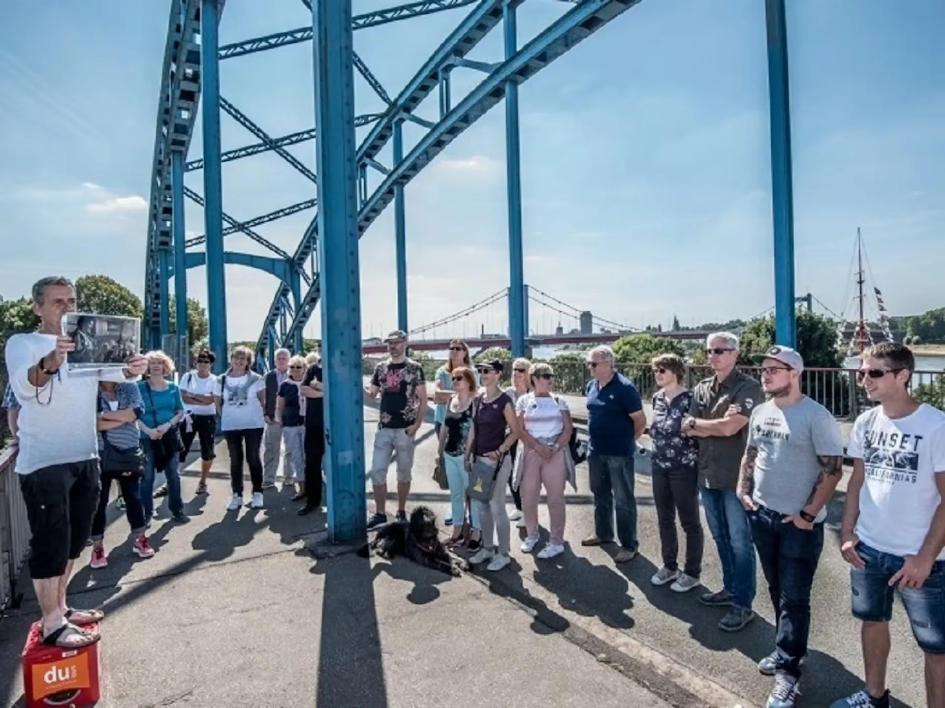 Schimanski Tour in Duisburg - Gästeführer erklärt den Teilnehmern den Schauplatz