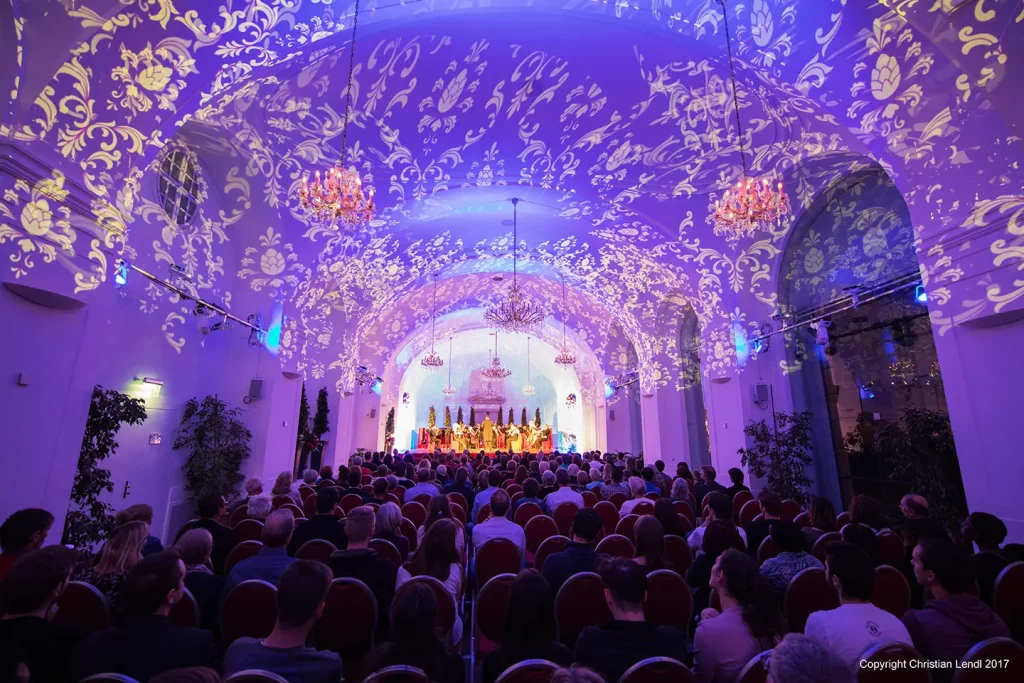 Konzertsaal in lila im Schloss Schönbrunn in Wien