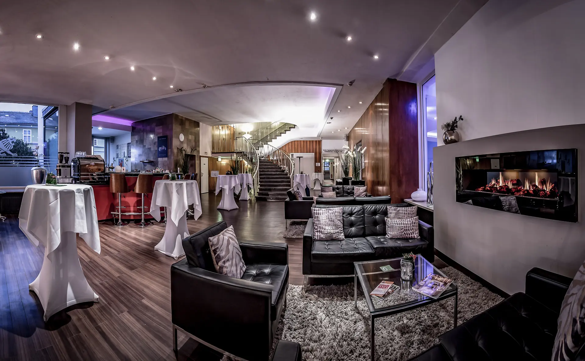 Kaminecke in der Hotelbar mit schwarzen Ledersofas im Schlosshotel Bad Wilhelmshöhe