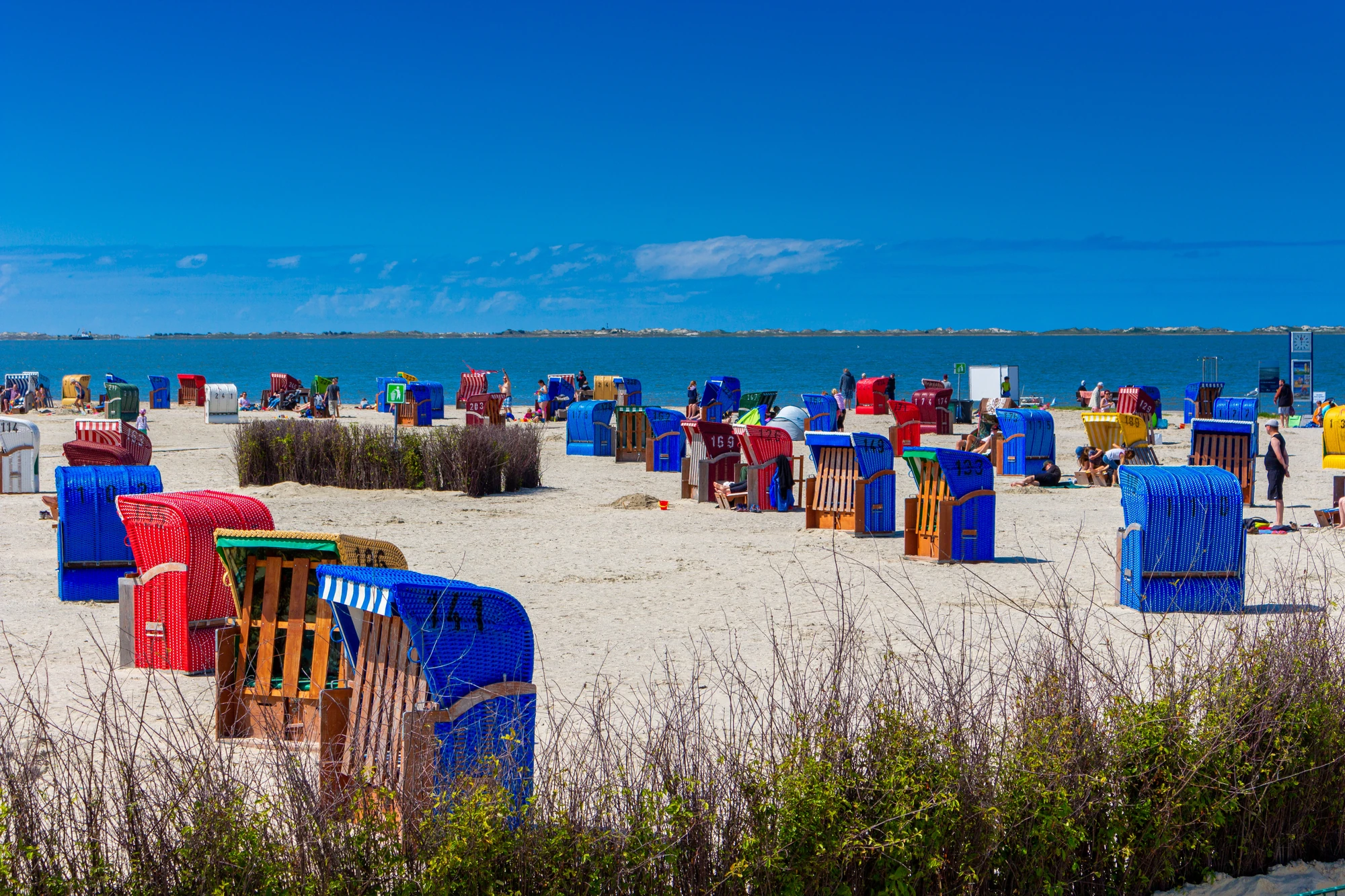 Bunte Strandkörbe am Strand Bensersiel, schönste Strände Nordsee