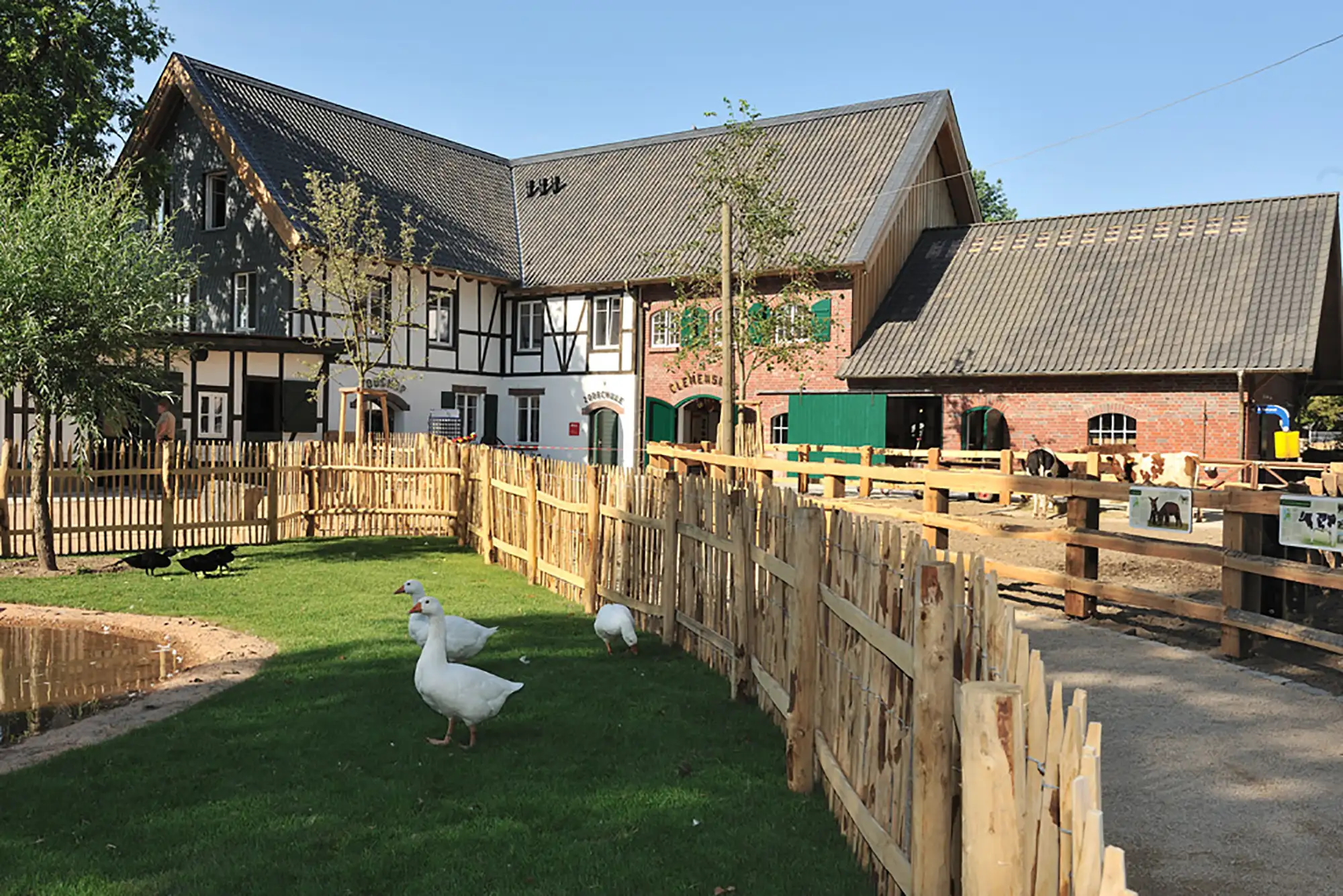 Traditionelles Gebäude auf einem Bauernhof mit einem eingezäunten Bereich.