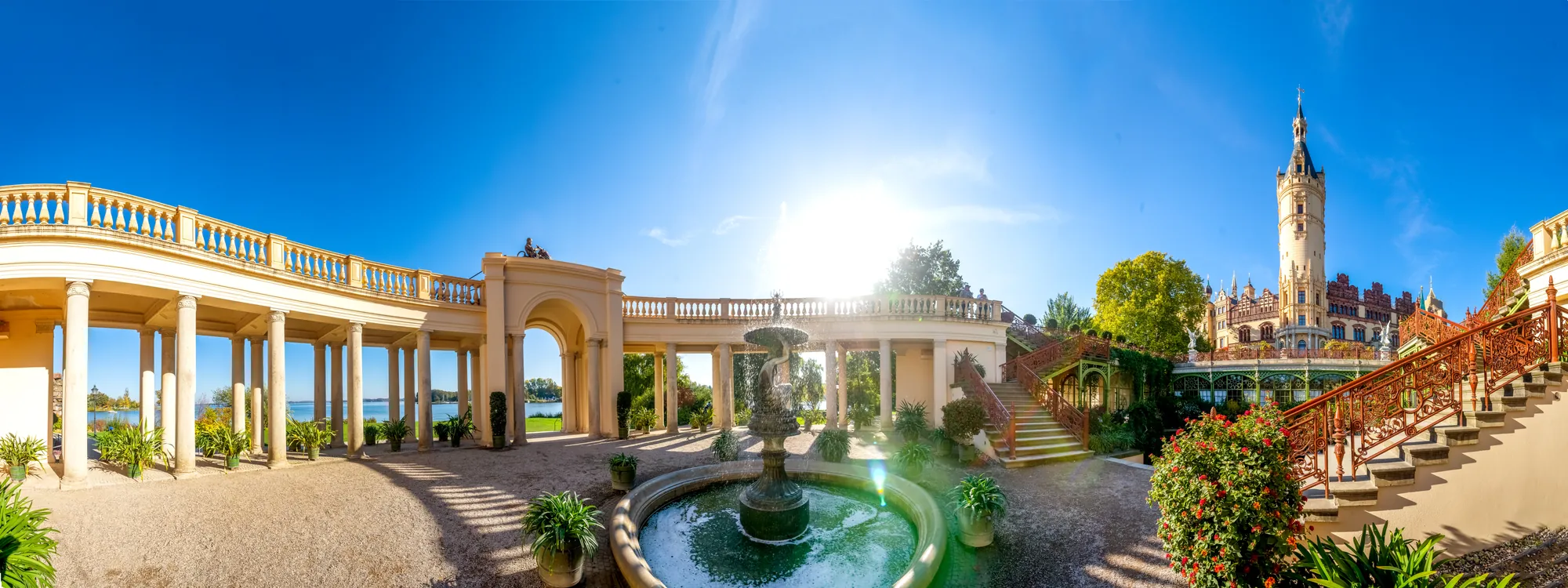 Panoramabild vom Brunnen im Schloss Schwerin