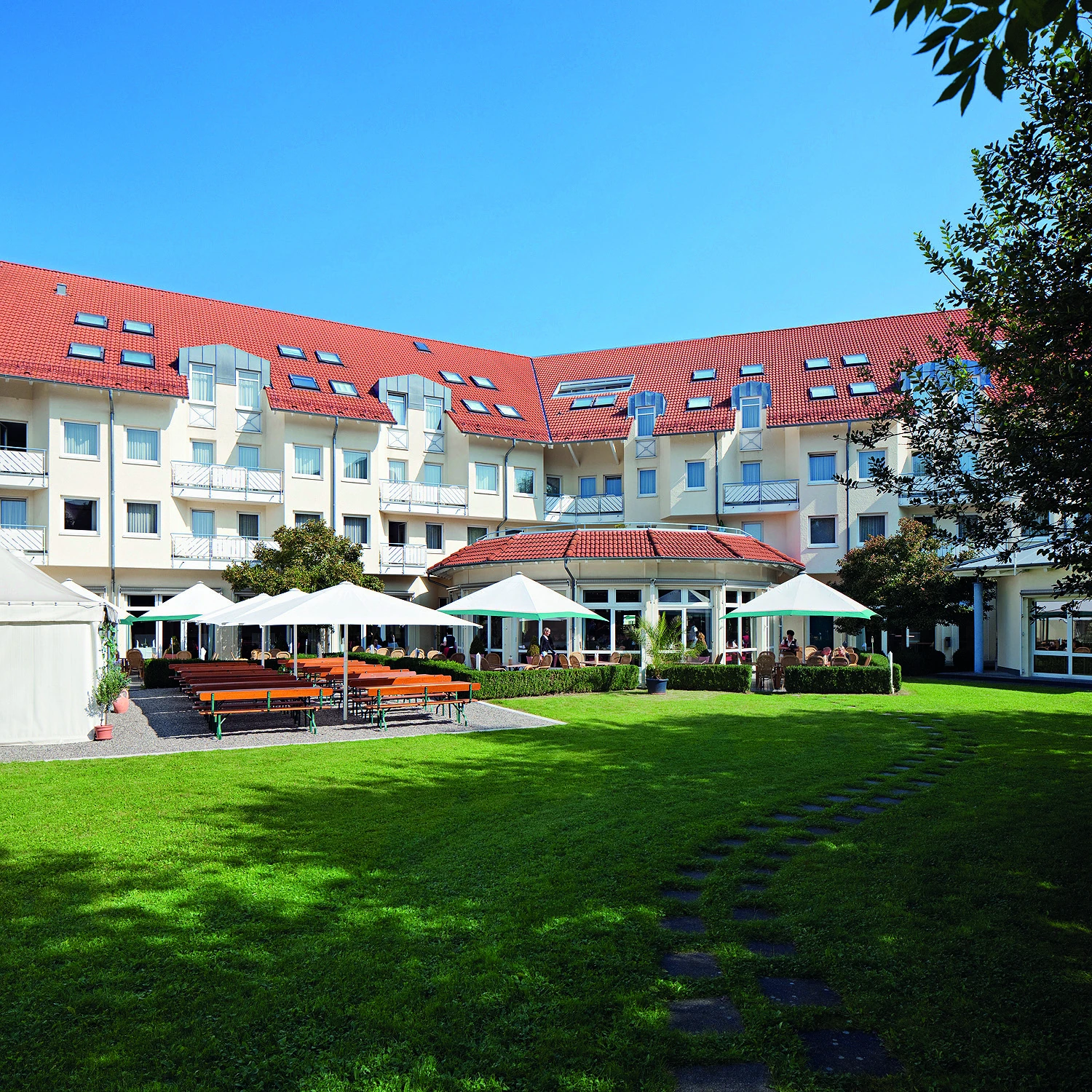 Seminaris Hotel Bad Boll Sonnige Front des Hotels