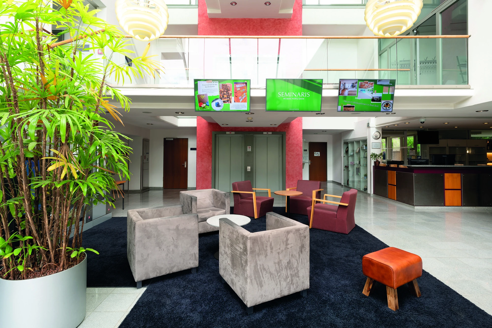 Seminaris Hotel Bad Boll Sitzgelegenheiten am Empfang