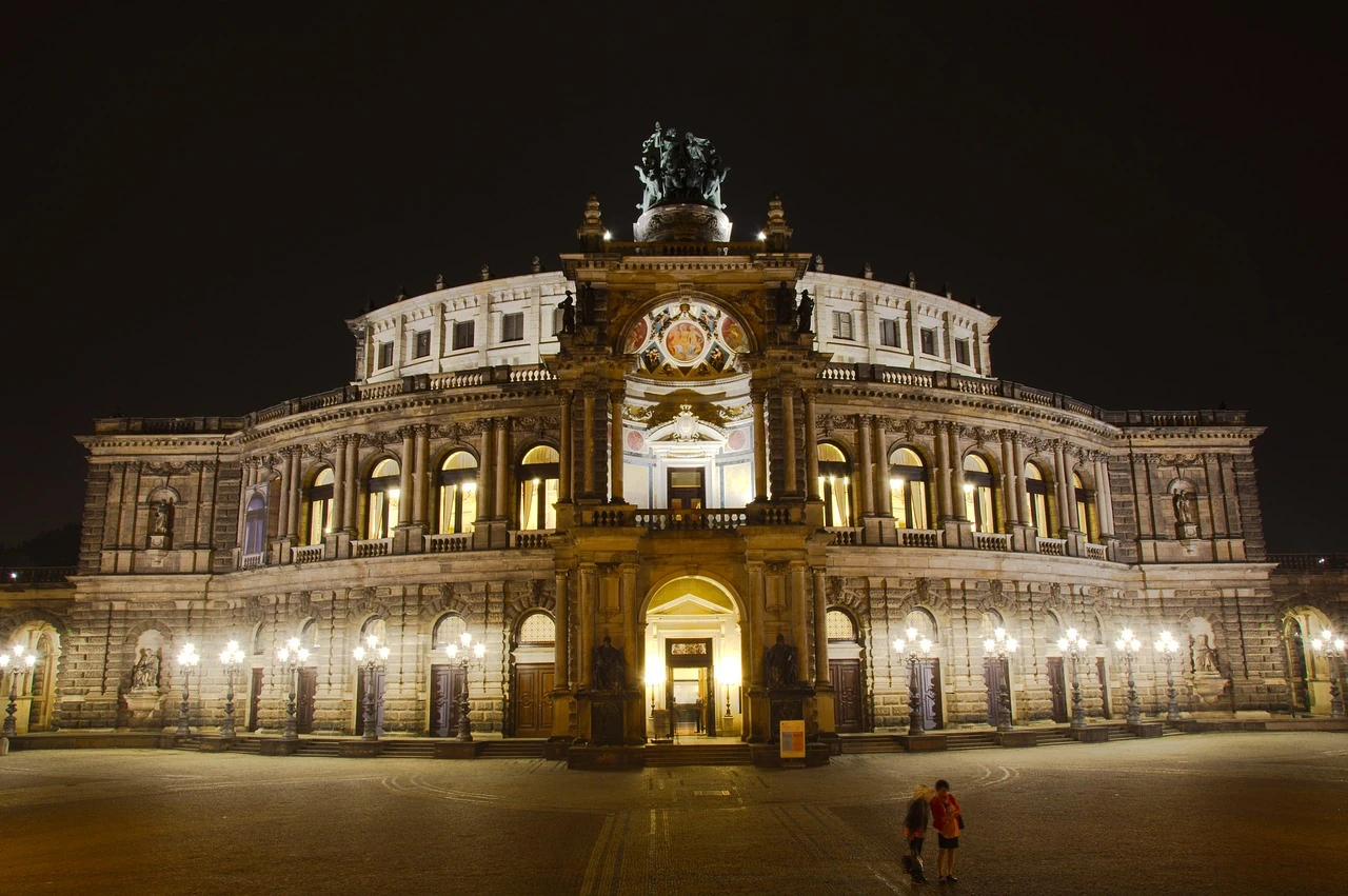 Semperoper Dresden bei Nacht