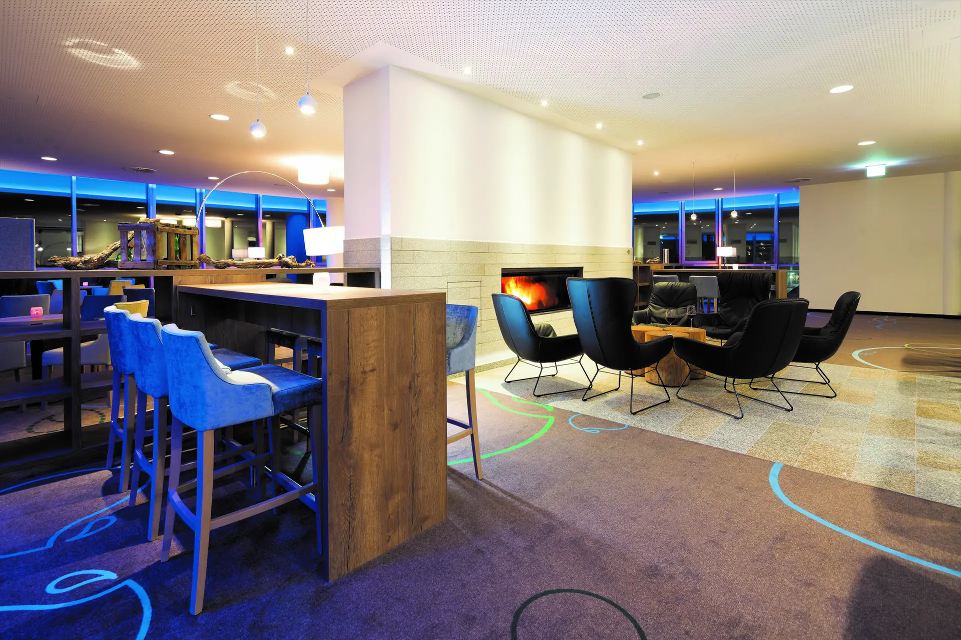 Sitzbereiche in der Kaminlounge der Siebenquell Therme