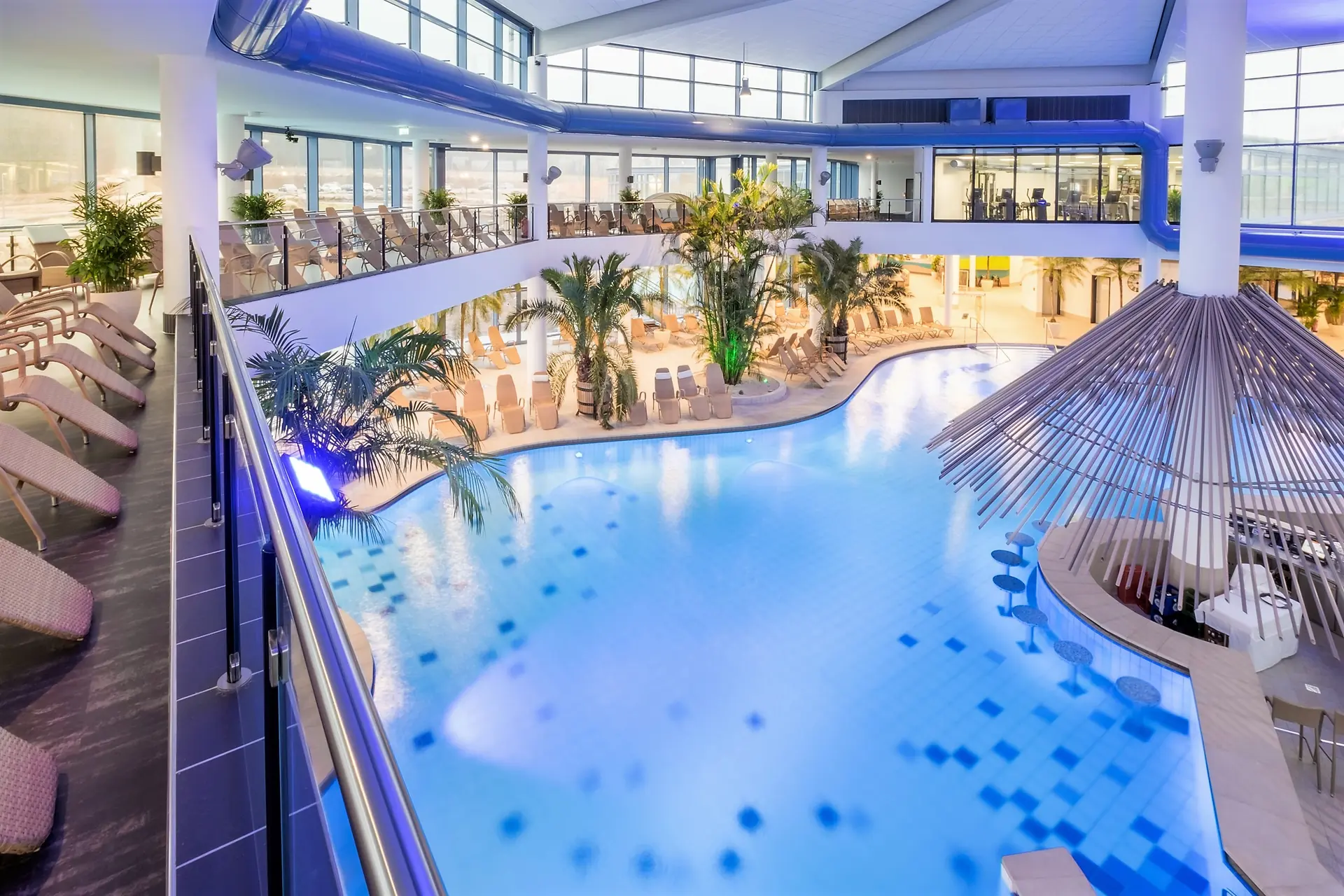 Sonnengalerie mit Liegestühlen rund um das Verwöhnbecken