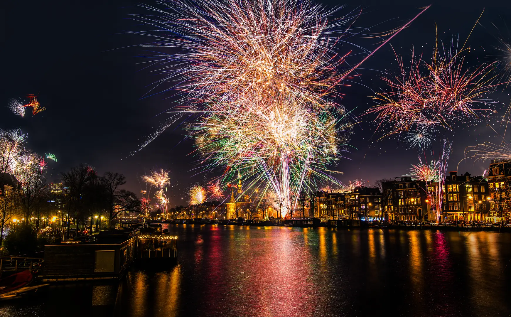 Bombastisches Silvester Feuerwerk in Amsterdam über den Grachten der Stadt.