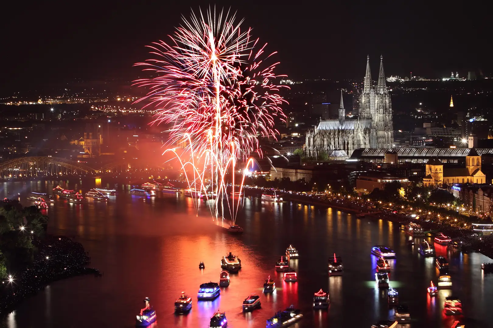 Silvester Feuerwerk in Köln über dem Rhein. Im Hintergrund sieht man den Kölner Dom.