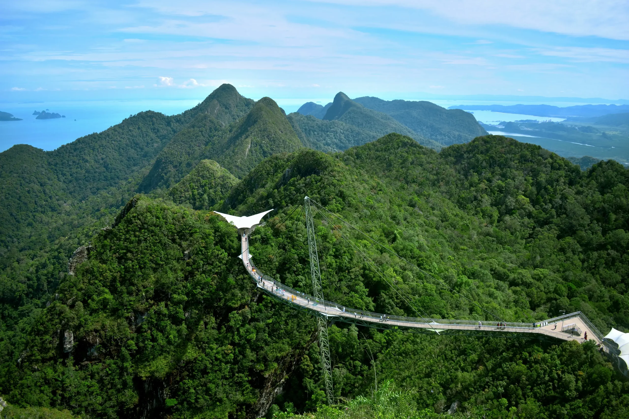 Majestätische Berge und die Himmelsbrücke in Langkawi, umgeben von üppiger Vegetation.