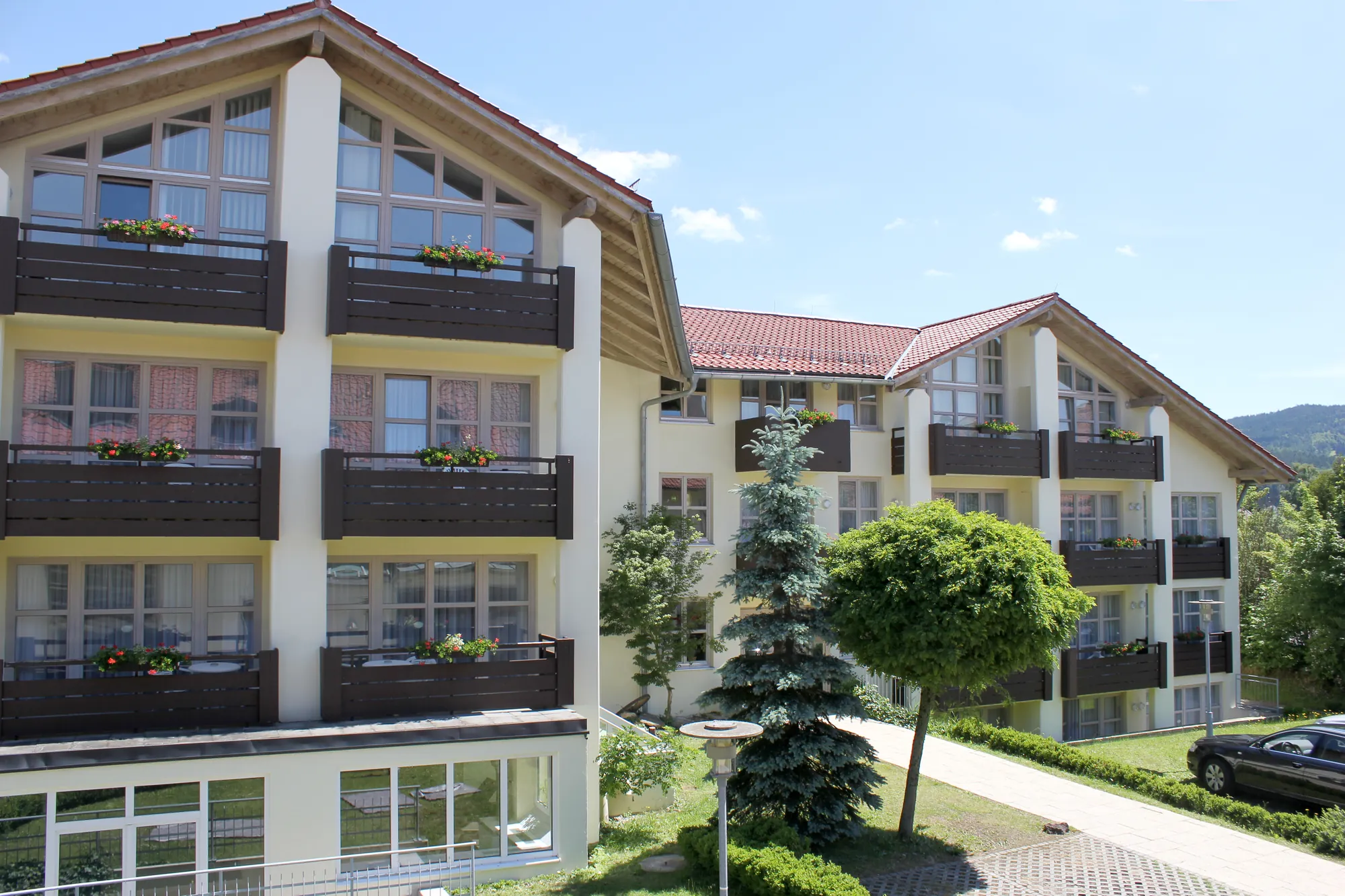 Sonnenhotel Fürstenbauer von außen im Sommer