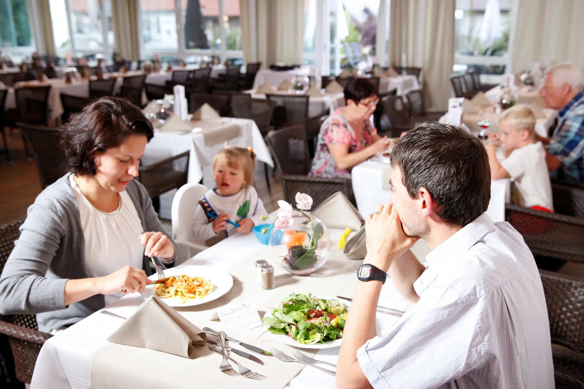 Gäste im Restaurant vom Sonnenhotel Fürstenbauer
