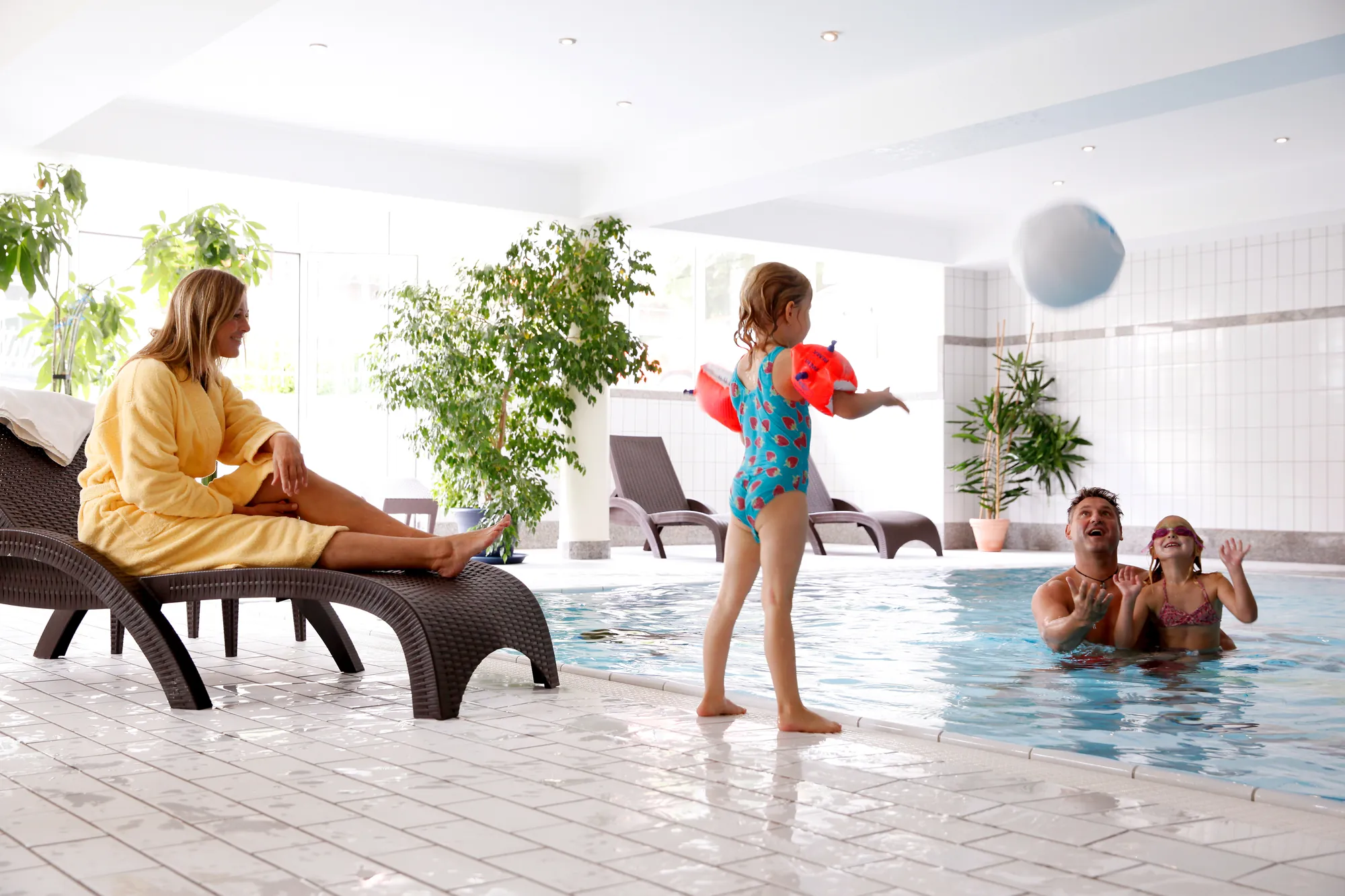 Familie im Schwimmbad vom Sonnenhotel Fürstenbauer