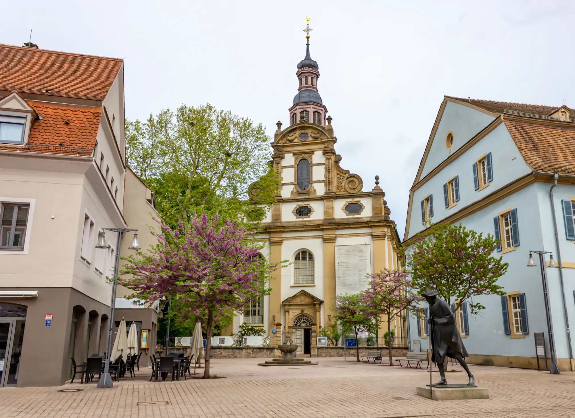 Dreifaltigkeitskirche und Pilger-Statue in Speyer