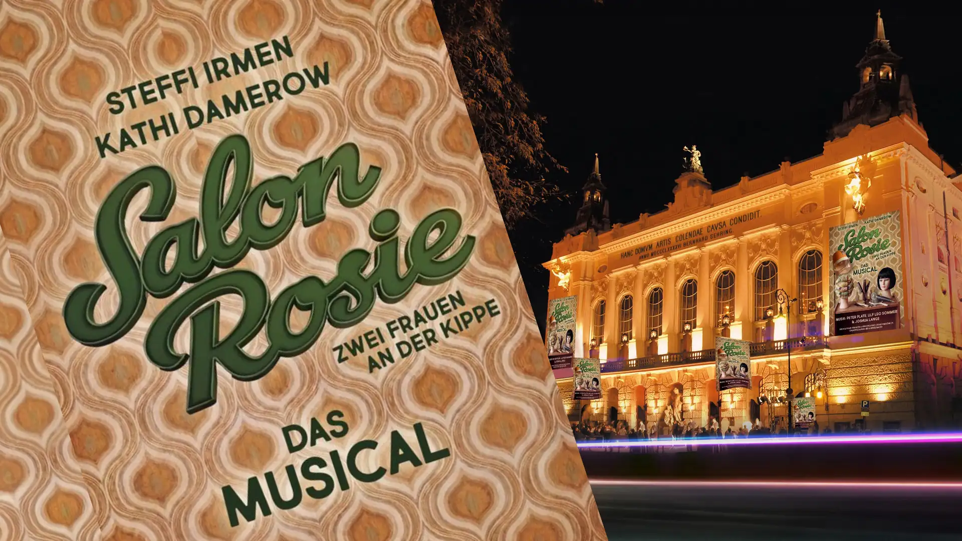Leuchtreklame für das Musical 'Salon Rosie' mit den Namen Steffi Irmen und Kathi Damerow vor einem beleuchteten historischen Gebäude bei Nacht