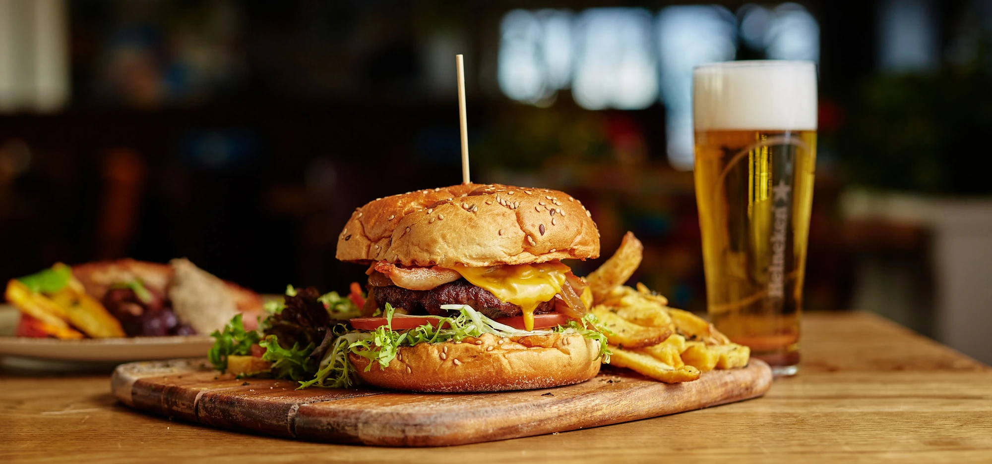 SS Rotterdam - Lido Grillrestaurant, leckerer Hamburger