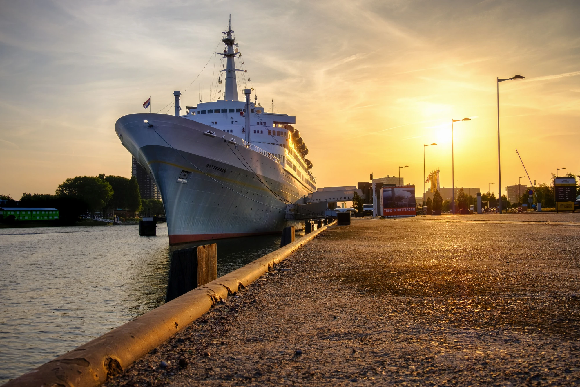 SS Rotterdam - Außenansicht des Schiffs bei Sonnenuntergang
